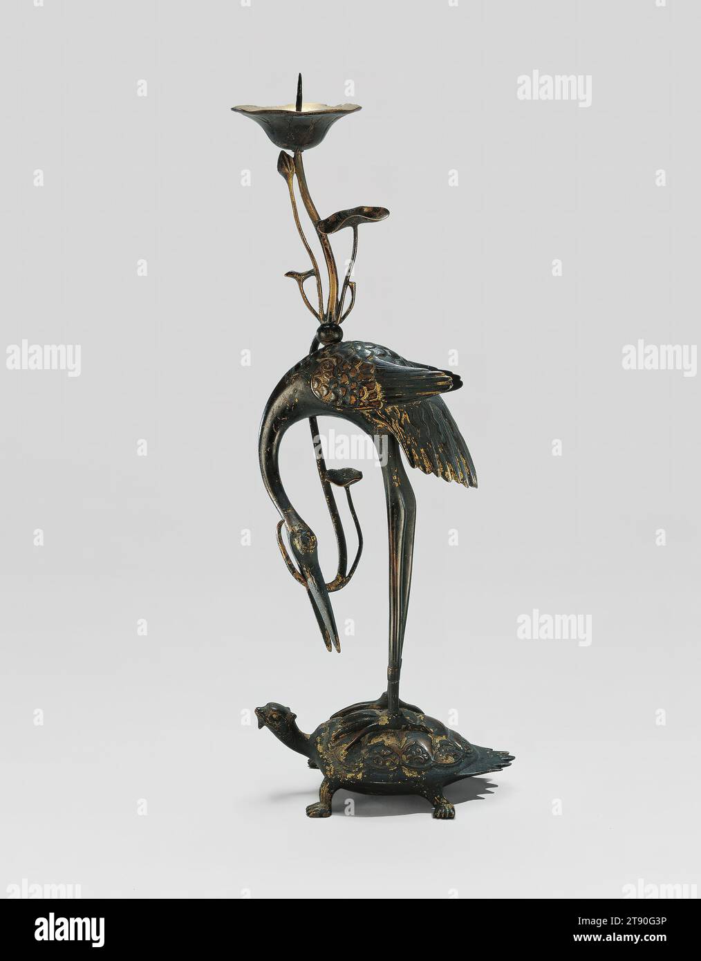 Chandelier d'une grue sur une tortue à longue queue, 18e siècle, Japonais inconnu, 15 15/16 × 5 7/8 × 3 3/8 po. (40,48 × 14,92 × 8,57 cm), bronze doré, Japon, 18e siècle, la grue et la tortue, qui forment ici la base et le corps d'un chandelier, sont tous deux des symboles de longévité. On dit que la grue vivra mille ans et la tortue dix mille ans. Des chandelles comme celle-ci servaient d'instruments rituels bouddhistes Banque D'Images