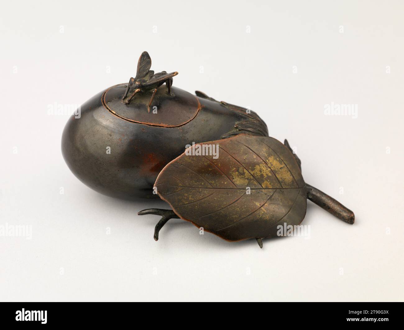 Brûleur d'encens en forme d'aubergine avec un insecte, 19e siècle, Japonais inconnu, 3 5/16 × 6 1/4 × 3 3/4 po. (8,41 × 15,88 × 9,53 cm), Bronze, Japon, 19e siècle Banque D'Images