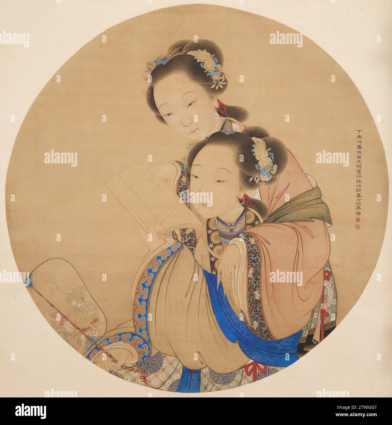 Deux beautés, 1847, Liao Yun, chinois, actif milieu du 19e siècle, 42 15/16 × 42 13/16 po. (109,1 × 108,7 cm) (image, ronde)71 1/8 × 46 1/8 po (180,7 × 117,2 cm) (hors tout, sans rouleau)75 1/2 × 49 po (191,8 × 124,5 cm) (monture, avec rouleau), encre et couleur sur soie, Chine, 19e siècle, ce tableau représente deux jeunes femmes, l'une assise avec un livre à la main et l'autre debout derrière elle, pointant vers une ligne dans le livre. Leurs accessoires et leurs vêtements luxueux suggèrent qu'elles sont des femmes de haut statut de la cour impériale ou d'autres niveaux supérieurs de la société. Banque D'Images