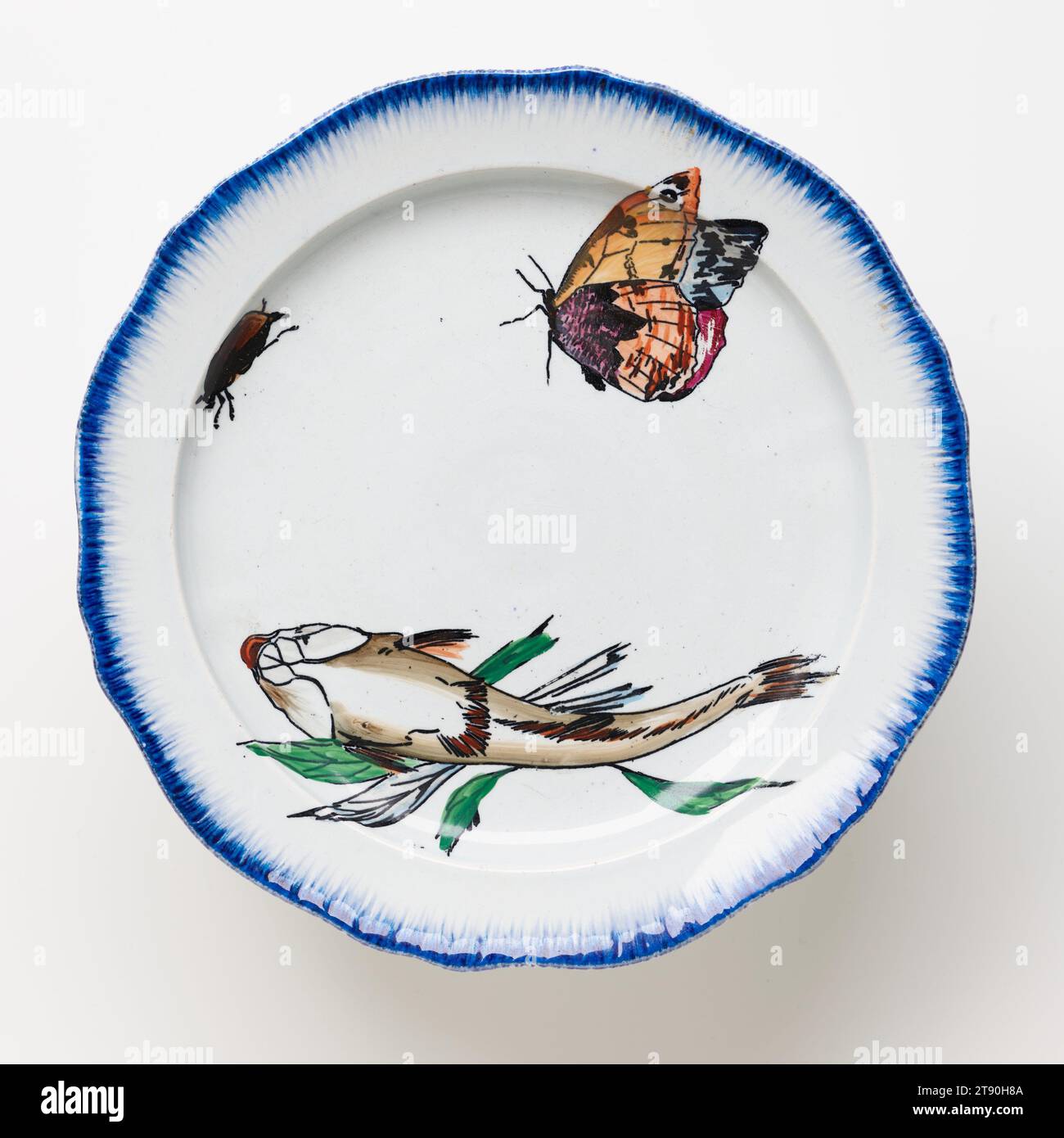 Assiette à gâteau avec poisson, papillon et insecte, 1866-1867, Félix Bracquemond; fabricant : Lebeuf, Milliet & Co., Creil ; détaillant : Francois-Eugène Rousseau, Français, 1833–1914, 3 × 8 3/4 po. (7,62 × 22,23 cm), faïence émaillée au plomb, impression par transfert, France, 19e siècle, ce plateau et ces assiettes à trois pieds proviennent d’un grand service de table commandé par le marchand et éditeur français Eugène Rousseau (1827-1890) et conçu par le peintre et imprimeur Felix Bracquemond. Exposé pour la première fois à Paris à l'exposition universelle en 1867 Banque D'Images