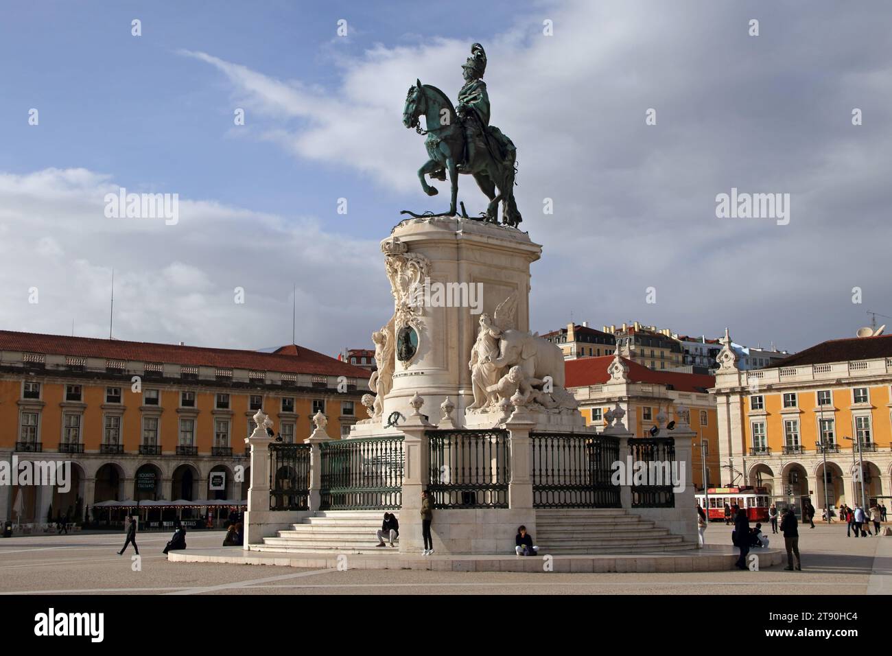 Praça do Comércio, avec une statue du roi José I ornant le centre, est la place principale de Lisbonne et l'une des plus grandes d'Europe Banque D'Images