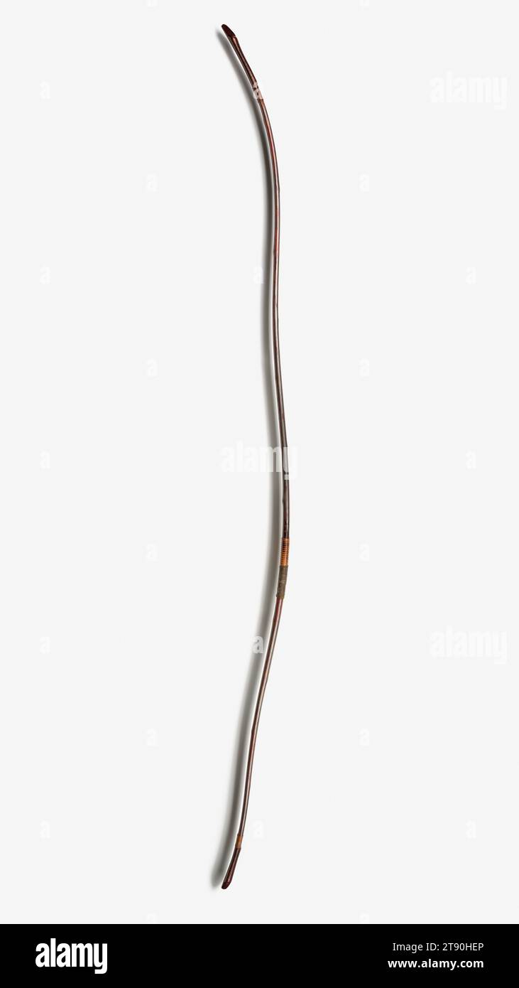 Longbow, 19e siècle, Japonais inconnu, 85 3/4 × 1 × 6 1/2 po. (217,81 × 2,6 × 16,51 cm), bambou laqué laminé, Japon, 19e siècle, bien que l'épée soit l'arme emblématique des samouraïs, la maîtrise de l'arc long était également une compétence très appréciée, et les archers experts étaient l'objet de légendes. Les arcs longs étaient l'arme principale pendant les périodes Heian (784-1185) et Kamakura (1185-1333) et ont été officiellement acceptés comme arme militaire en 1252. Pendant la bataille, les samouraïs tirent d'abord des flèches à cheval avant de recourir au combat à l'épée. Dans les années 1300, de longues épées et lances sont devenues les armes Banque D'Images