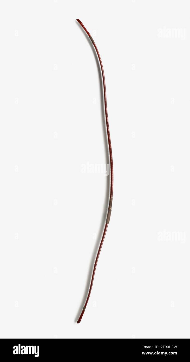 Longbow, 19e siècle, Japonais inconnu, 84 1/2 × 1 × 10 po. (214,63 × 2,54 × 25,4 cm), bambou laqué laminé, Japon, 19e siècle, bien que l'épée soit l'arme emblématique des samouraïs, la maîtrise de l'arc long était également une compétence très appréciée, et les archers experts étaient l'objet de légendes. Les arcs longs étaient l'arme principale pendant les périodes Heian (784-1185) et Kamakura (1185-1333) et ont été officiellement acceptés comme arme militaire en 1252. Pendant la bataille, les samouraïs tirent d'abord des flèches à cheval avant de recourir au combat à l'épée. Dans les années 1300, de longues épées et lances sont devenues les armes Banque D'Images
