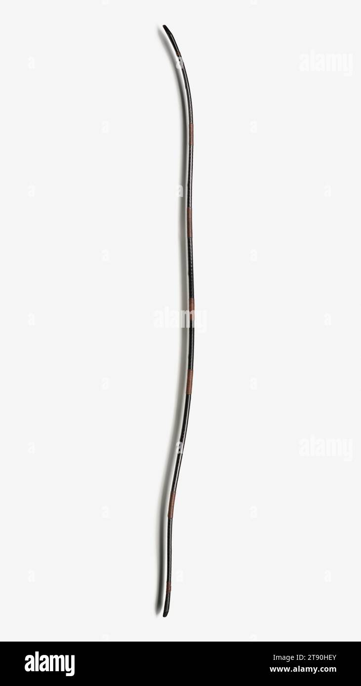 Longbow, 19e siècle, Japonais inconnu, 85 × 1 1/8 × 3 1/2 po. (215,9 × 2,86 × 8,89 cm), bambou laqué laminé, Japon, 19e siècle, bien que l'épée soit l'arme emblématique des samouraïs, la maîtrise de l'arc long était également une compétence très appréciée, et les archers experts étaient l'objet de légendes. Les arcs longs étaient l'arme principale pendant les périodes Heian (784-1185) et Kamakura (1185-1333) et ont été officiellement acceptés comme arme militaire en 1252. Pendant la bataille, les samouraïs tirent d'abord des flèches à cheval avant de recourir au combat à l'épée. Dans les années 1300, de longues épées et lances sont devenues les armes Banque D'Images