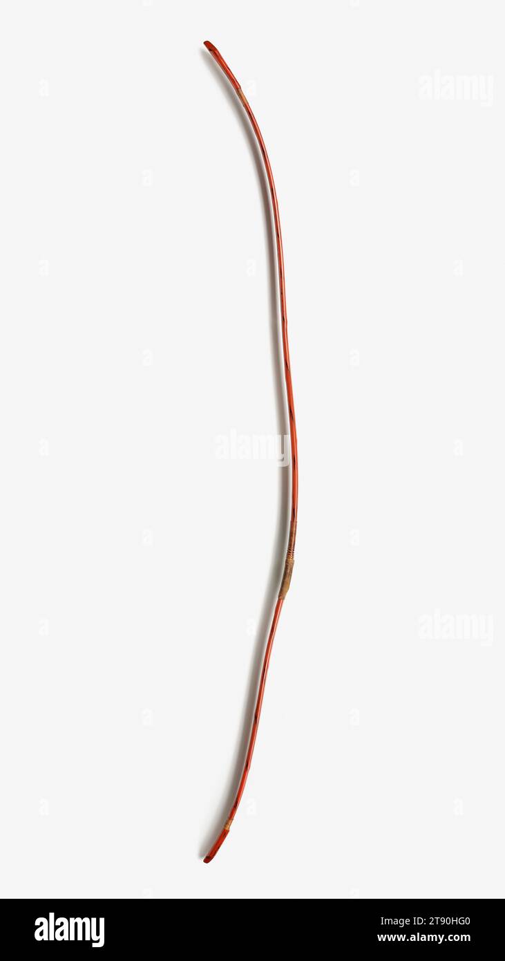 Longbow, 19e siècle, Japonais inconnu, 84 × 1 3/4 × 9 1/2 po. (213,36 × 4,45 × 24,13 cm), bambou laqué laminé, Japon, 19e siècle, bien que l'épée soit l'arme emblématique des samouraïs, la maîtrise de l'arc long était également une compétence très appréciée, et les archers experts étaient l'objet de légendes. Les arcs longs étaient l'arme principale pendant les périodes Heian (784-1185) et Kamakura (1185-1333) et ont été officiellement acceptés comme arme militaire en 1252. Pendant la bataille, les samouraïs tirent d'abord des flèches à cheval avant de recourir au combat à l'épée. Dans les années 1300, de longues épées et lances Banque D'Images