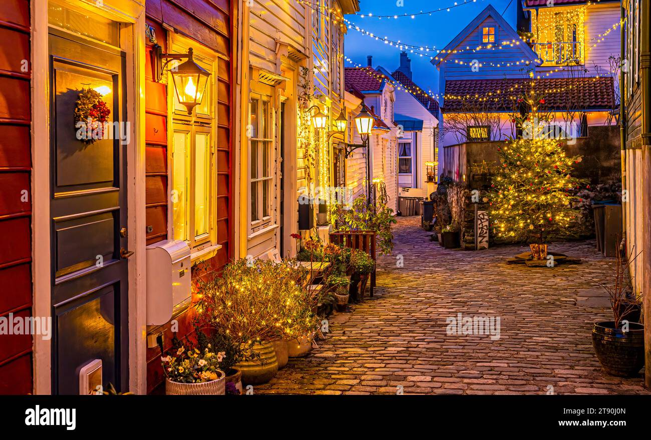 Décorations de Noël en plein air parmi les vieilles maisons en bois dans une rue étroite à Bergen, Norvège. Banque D'Images