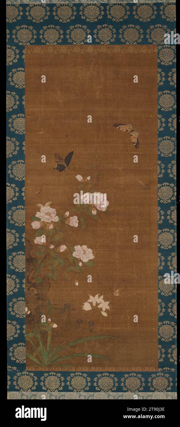 Fleurs, herbes et papillons, 16e siècle, attribué à lu Zhi, chinois, 44 5/8 × 18 13/16 po. (113,35 × 47,78 cm) (image)81 1/4 × 24 1/8 po (206,38 × 61,28 cm) (total, sans rouleau), encre et couleurs sur soie, Chine, 16e siècle, comparé aux peintures d'oiseaux et de fleurs de la même période, ce tableau montre une utilisation beaucoup plus lourde de la couleur, une caractéristique typique de l'artiste attribué, lu Zhi. Il est plus préoccupé par le réalisme descriptif et l'apparence qu'un style spontané de «composition de l'idée» pratiqué par des érudits-gentlemen amateurs. Banque D'Images