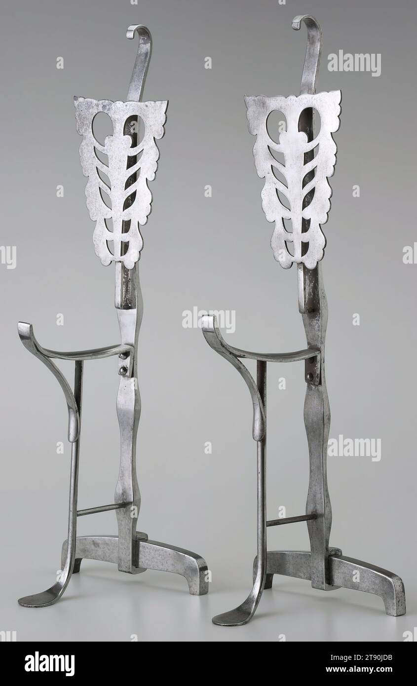 Firedog, un d'une paire, 1893, George Jack ; Fabricant : Longden and Co., américain (vécu en Angleterre), américain (vécu en Angleterre), 1855-1932, 30 15/16 x 10 11/16 x 9 1/2 po. (78,6 x 27,1 x 24,1 cm), Steel, Angleterre, 19e siècle, George Jack était une figure intégrante du mouvement British Arts and Crafts. À partir de 1890 environ, il est concepteur de meubles en chef pour la Morris and Co. De William Morris et, en 1880, commence à travailler dans le bureau de l'architecte et designer Philip Webb. Morris et Webb étaient tous deux de fervents partisans d'un déménagement loin de l'industrialisation pour revenir à la tradition artisanale dans les objets Banque D'Images