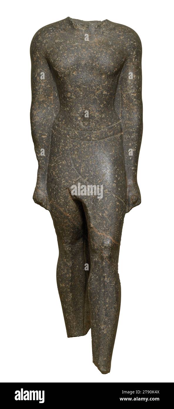 Figurine stridante, 300-30 BCE, 57 x 18 1/2 x 17 1/2 po. (144,8 x 47,0 x 44,5 cm), granodiorite, Égypte, 3e-1e siècle av. J.-C., le sujet inconnu de cette sculpture est représenté dans la pose traditionnelle de striage pour les hommes - pied gauche en avant, bras sur les côtés, poing serré - qui avait déjà 3000 ans quand cette statue a été faite. La musculature adoucie et les contours incurvés nous permettent de la dater de la dynastie ptolémaïque (300–30 av. J.-C.), lorsque l'Égypte était gouvernée par les descendants du général Ptolémée d'Alexandre le Grand, bien que l'inscription hiéroglyphique de la jambe gauche étendue mentionne l'empereur romain Banque D'Images