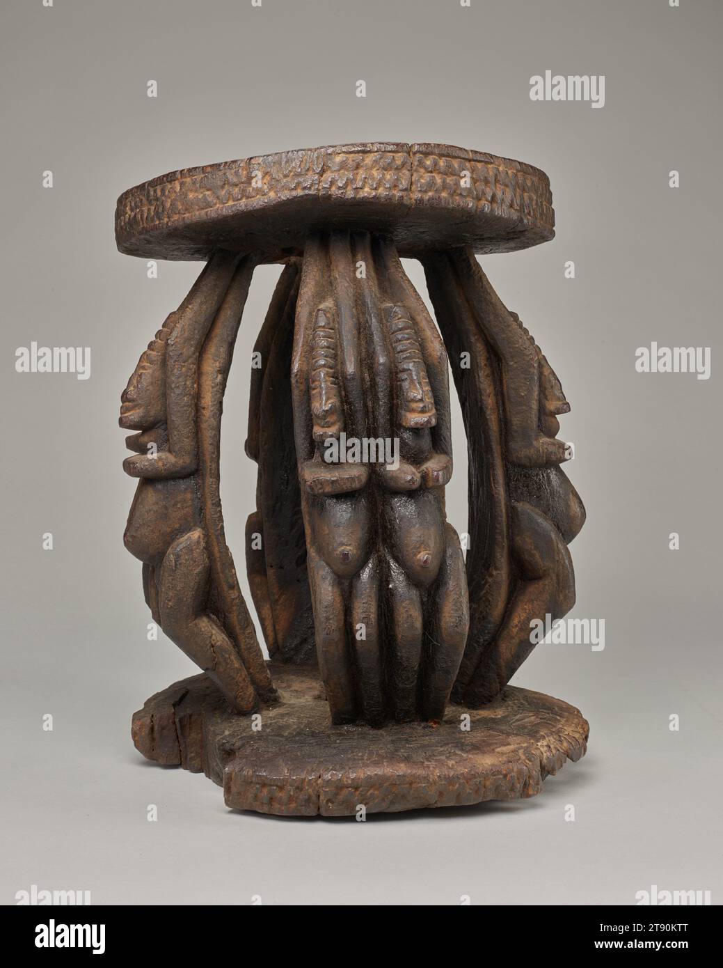 Tabouret, 16e-17e siècle, 17 3/16 × 13 5/16 × 13 po. (43,7 × 33,8 × 33 cm), Bois, Mali, 16e-17e siècle, les Dogons du Mali ont une longue tradition artistique, et certaines de leurs œuvres en bois ont survécu au fil des siècles. Ce tabouret cérémoniel a plus de 400 ans. Jamais destinée à être assise, elle allie élégance sculpturale et sens culturel. Le siège semble être soutenu par des figures délicatement sculptées, quatre paires au total. Ils représentent les nommos, paires de jumeaux homme-femme qui sont les ancêtres fondateurs de l'humanité et les enseignants de la culture. Les nommos rejoignent le ciel Banque D'Images