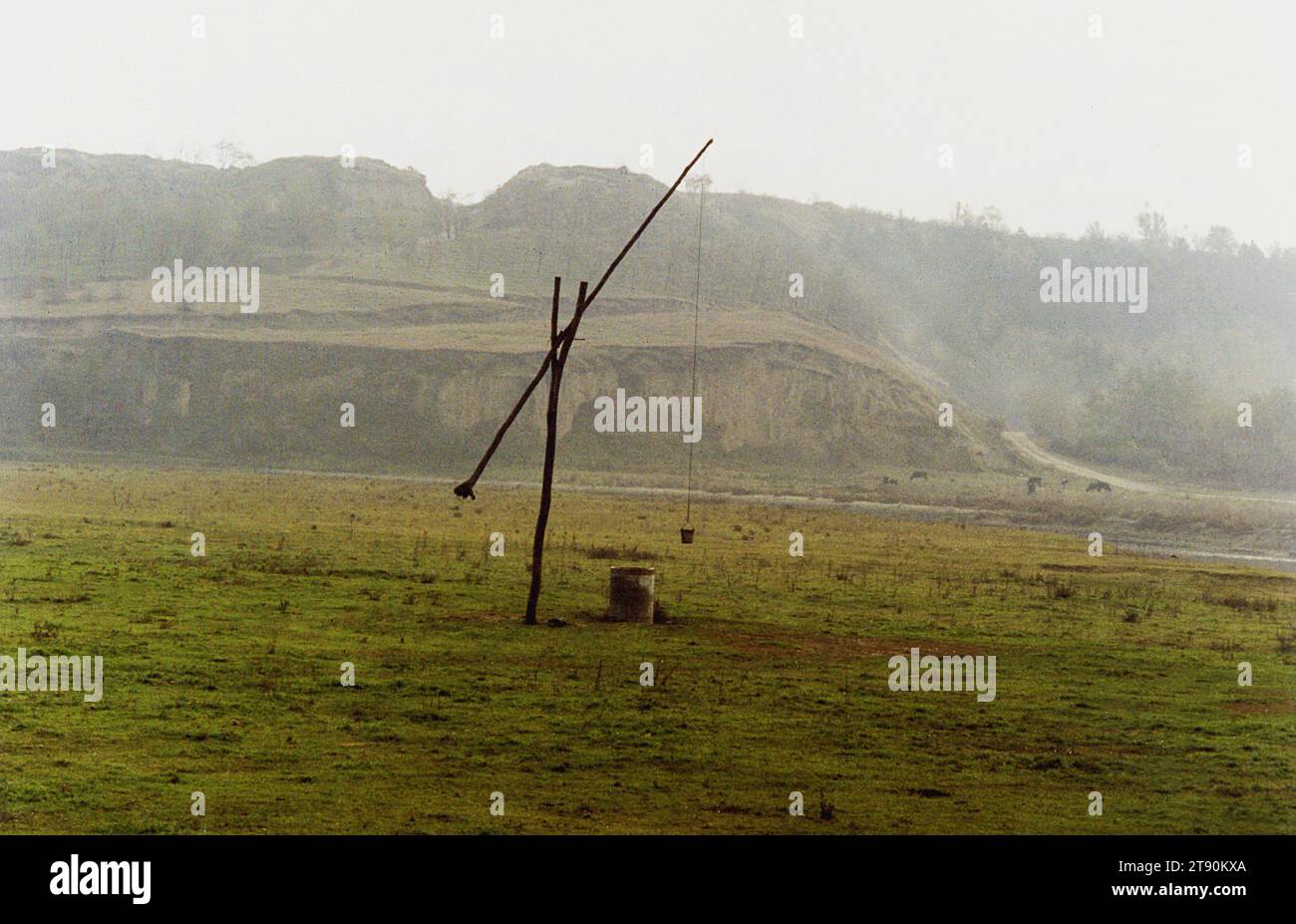 Puits d'eau dans un champ du comté de Ialomita, Roumanie, 2000 Banque D'Images