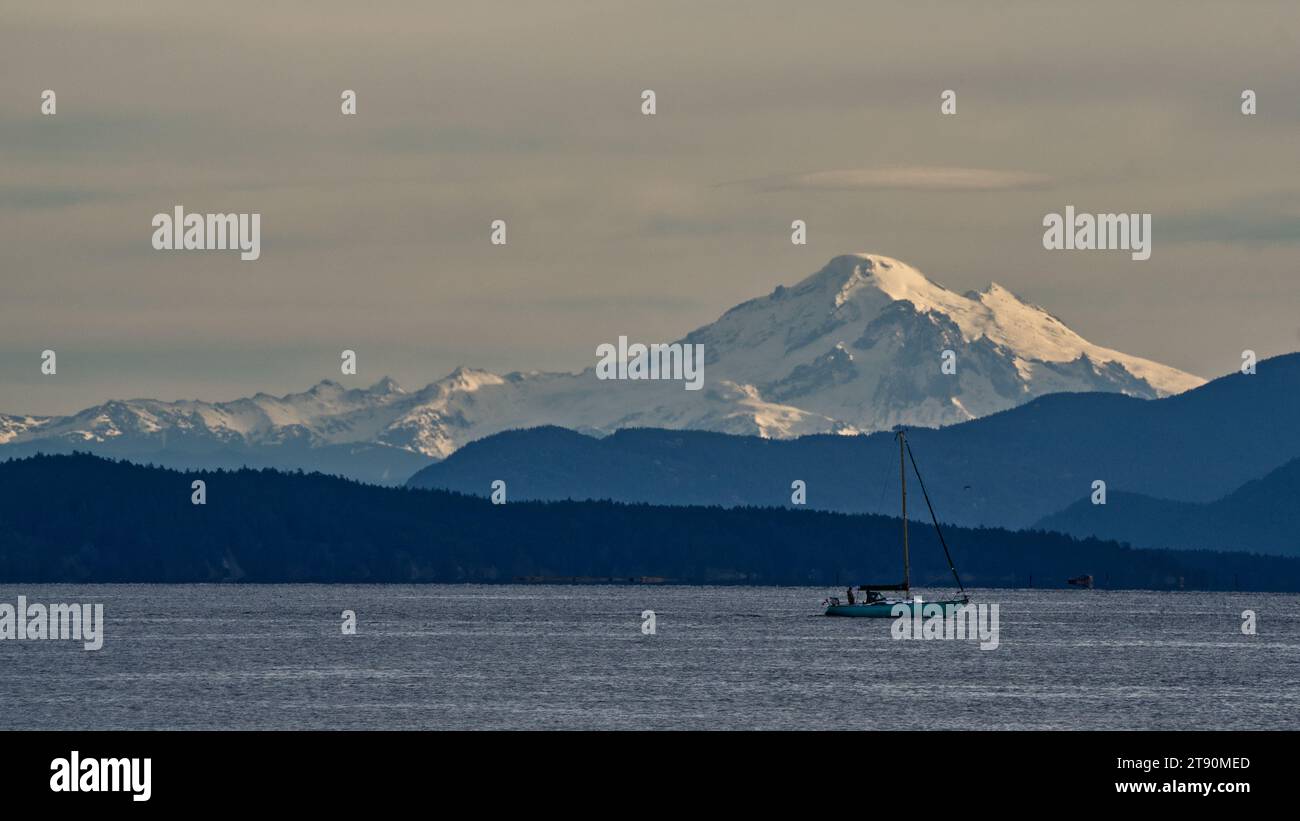 Mount Baker dans la distance de Sidney B.C. Banque D'Images