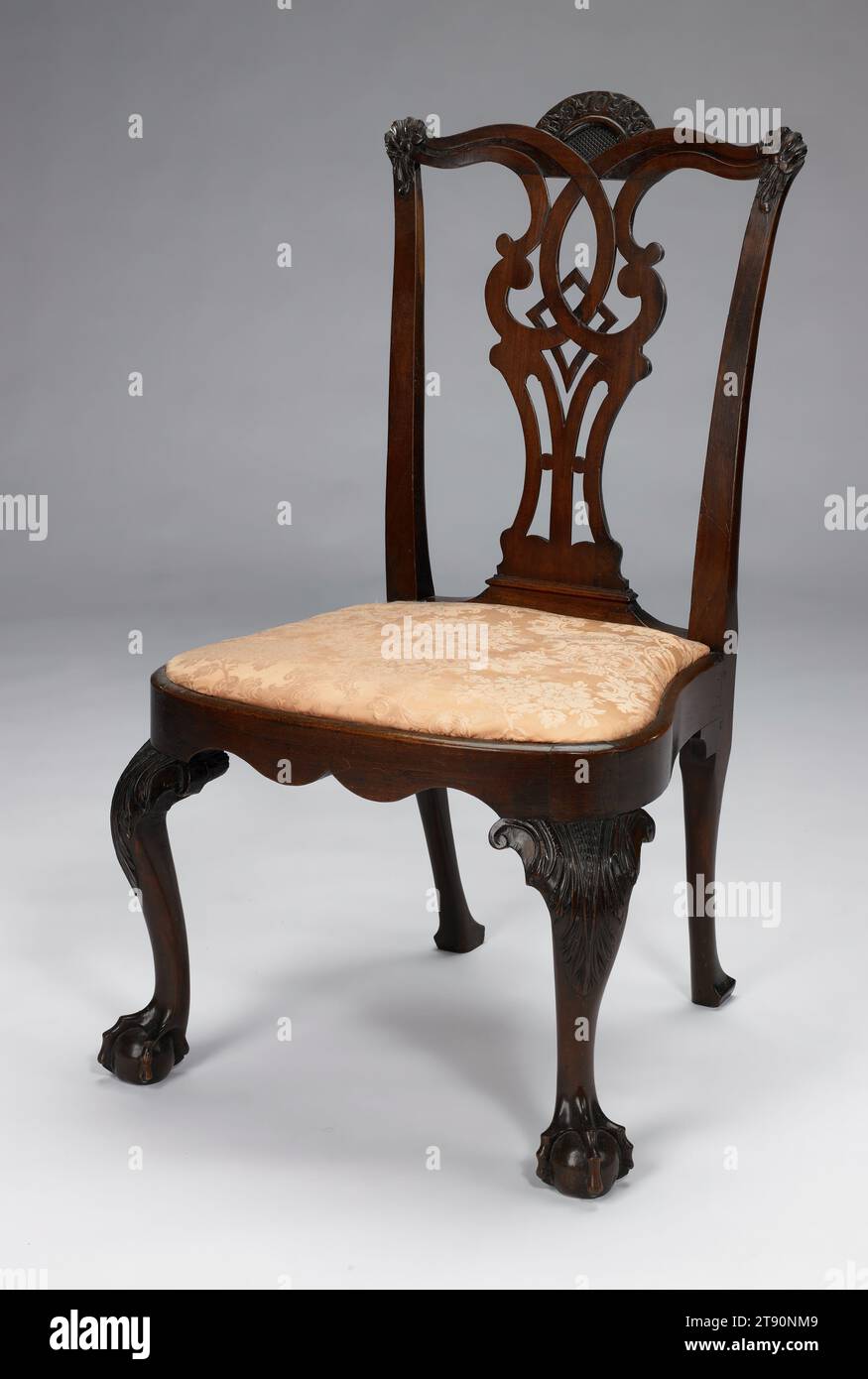 Chaise latérale, c. 1750-1765, peut-être par Gilbert Ash, américain, 1717-1785, 38 1/2 x 20 x 16 1/2in. (97,8 x 50,8 x 41.9cm), acajou, pin blanc, frêne, mohair, États-Unis, 18e siècle, cette chaise a peut-être été faite pour Johnson Hall, la maison de sir William Johnson, surintendant des Affaires indiennes de New York. Il porte plusieurs caractéristiques souvent trouvées sur les chaises New-yorkaises associées au style Chippendale : des pieds ronds et à griffes ; la couche (motif losange) sculptée sur les genoux des jambes ; et les pieds arrière arrondis et effilés qui se terminent par des coussinets carrés Banque D'Images