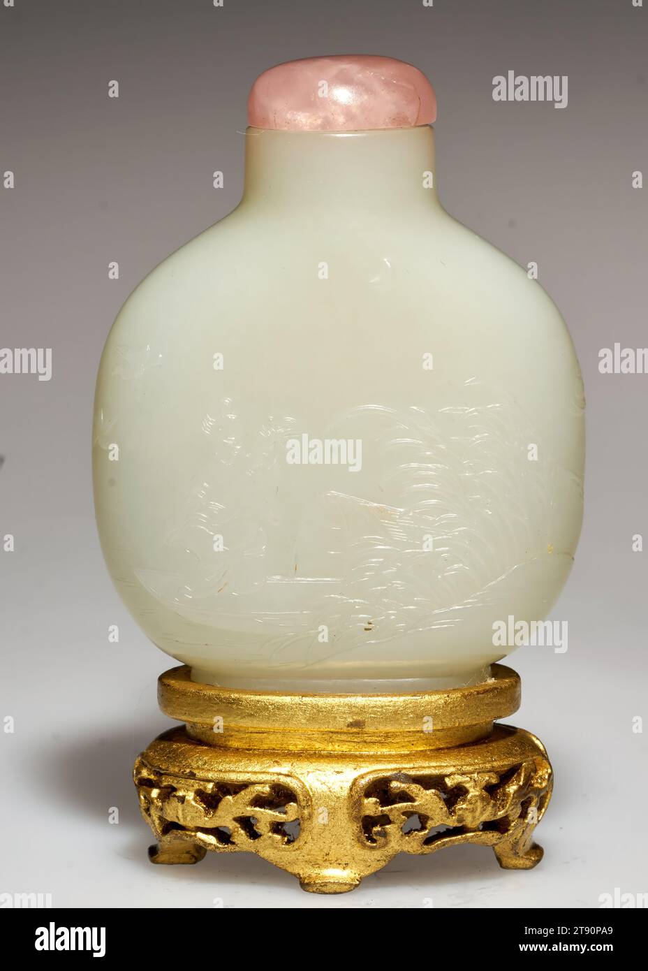 Bouteille de tabac à priser, 1750-1850, Jade, quartz rose, Chine, sous un croissant de lune, une femme est assise à la proue d’un bateau de pêcheur dans une rivière, jouant d’un instrument à cordes appelé pipa. La scène provient d'un célèbre poème narratif chinois appelé « le chant du joueur de Pipa », composé par le poète Bai Juyi en 816. Dans le poème, un homme rencontre cette joueuse de pipa et exprime la tristesse qu'il ressent quand il l'entend jouer sa chanson mélancolique. La couleur blanche crémeuse de la bouteille rappelle le clair de lune mentionné dans le poème Banque D'Images