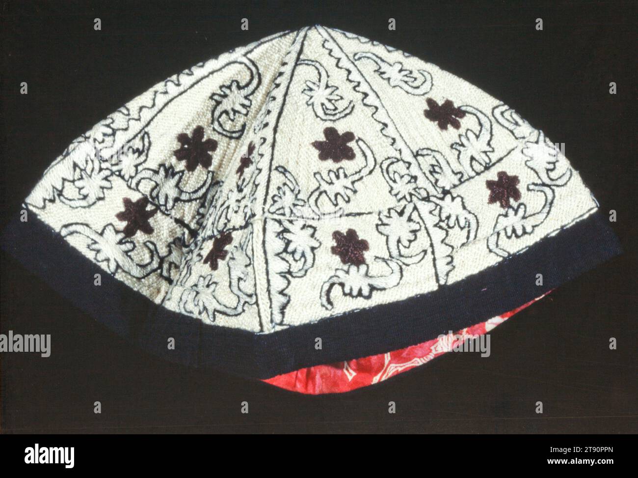 Calotte crânienne, 19e-20e siècle, 5 1/2 po. (14 cm) (bord à pic), soie ; travaux d'aiguille, Arménie ou Syrie, 19e-20e siècle Banque D'Images Calotte crânienne, 19e-20e siècle, 5 1/2 po. (14 cm) (bord à pic), soie ; travaux d'aiguille, Arménie ou Syrie, 19e-20e siècle Banque D'Images