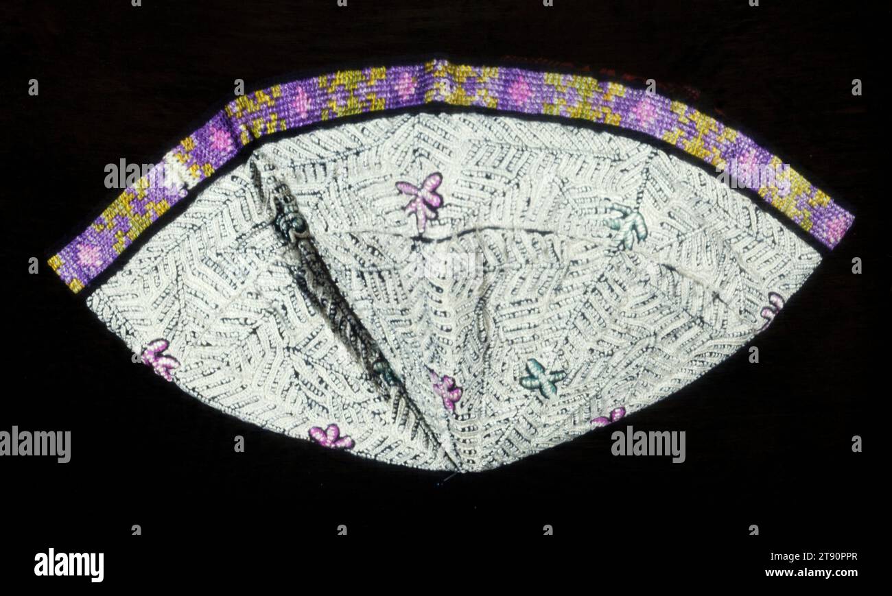 Calotte crânienne, 19e-20e siècle, 5 1/4 po. (13,34 cm) (bord à pic), soie, Arménie ou Syrie, 19e-20e siècle Banque D'Images Calotte crânienne, 19e-20e siècle, 5 1/4 po. (13,34 cm) (bord à pic), soie, Arménie ou Syrie, 19e-20e siècle Banque D'Images