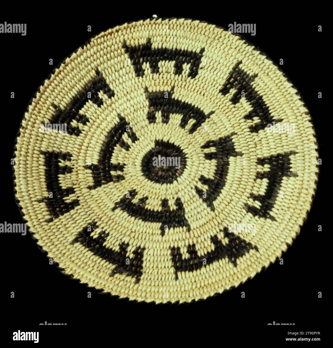 Panier, 20e siècle, 5 1/8 x 5 1/8 po. (13 x 13 cm), fibres végétales naturelles, États-Unis, 20e siècle, l’offre et la demande du marché qui se sont développées entre les touristes euro-américains et les fabricants de paniers Akimel O’othom et Tohono O’odham démontrent le haut niveau d’ingéniosité et de productivité des tribus. Les articles de nouveauté inventés par les artistes autochtones comprennent des paniers de papier usagé, des effigies animales et humaines, et des miniatures de formes populaires de paniers. Le plus petit panier ici mesure seulement un demi pouce de diamètre. L'utilisation de figures animales et humaines dans la vannerie Banque D'Images