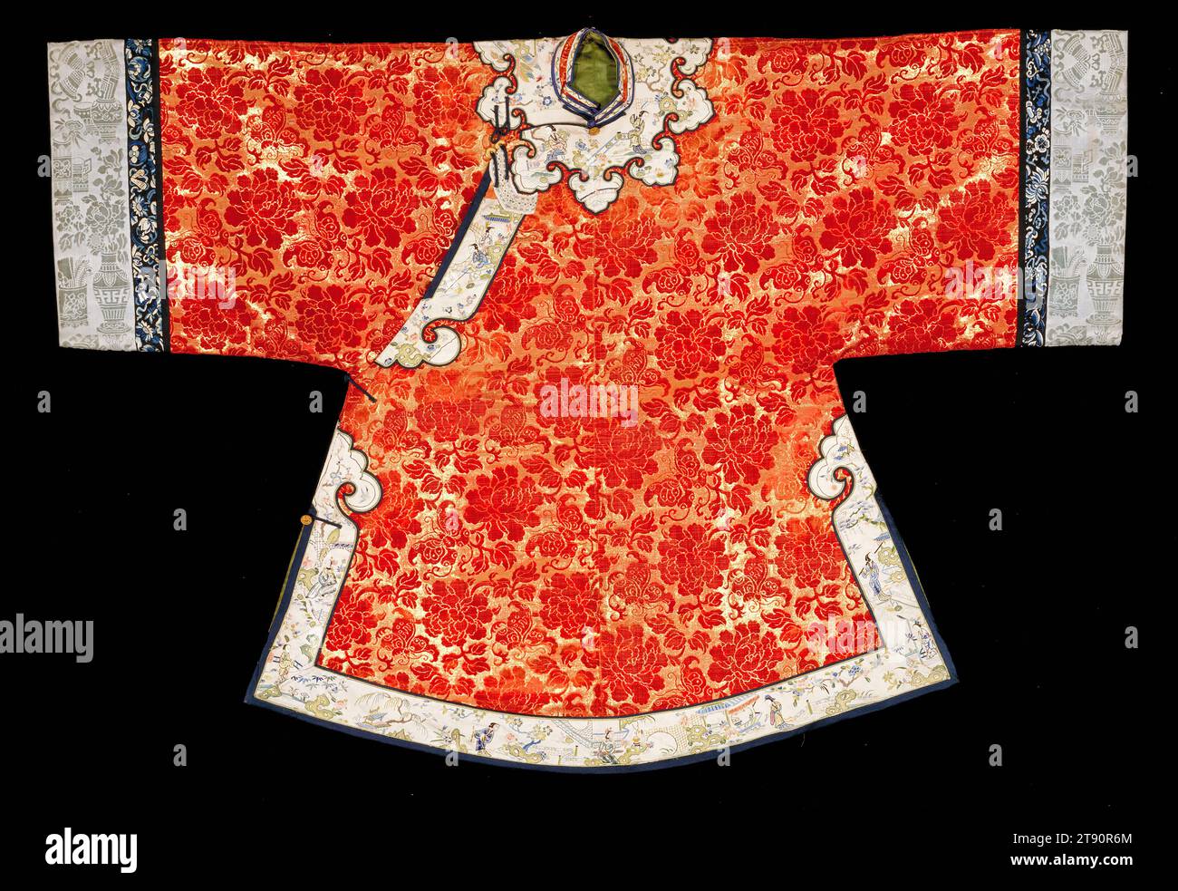 Robe informelle non officielle de la femme chinoise, 19e siècle, L.39-1/4 po., velours de soie coupée, Chine, 19e siècle, en Chine, différents groupes ethniques ont favorisé différents styles de robes. Les femmes mandchous de la minorité ethnique portaient des robes informelles pleine longueur avec des poignets carrés, et les femmes de la majorité Han portaient des robes plus courtes et amples avec des manches plus larges comme celle-ci. Il s'agissait généralement de vêtements à longueur de mollet portés sur une jupe enveloppante standard. Cette robe pour occasion spéciale présente un schéma dispersé de pivoines et d'insectes cigales en velours rouge coupé sur un sol doré. La cigale symbolisait la régénération Banque D'Images