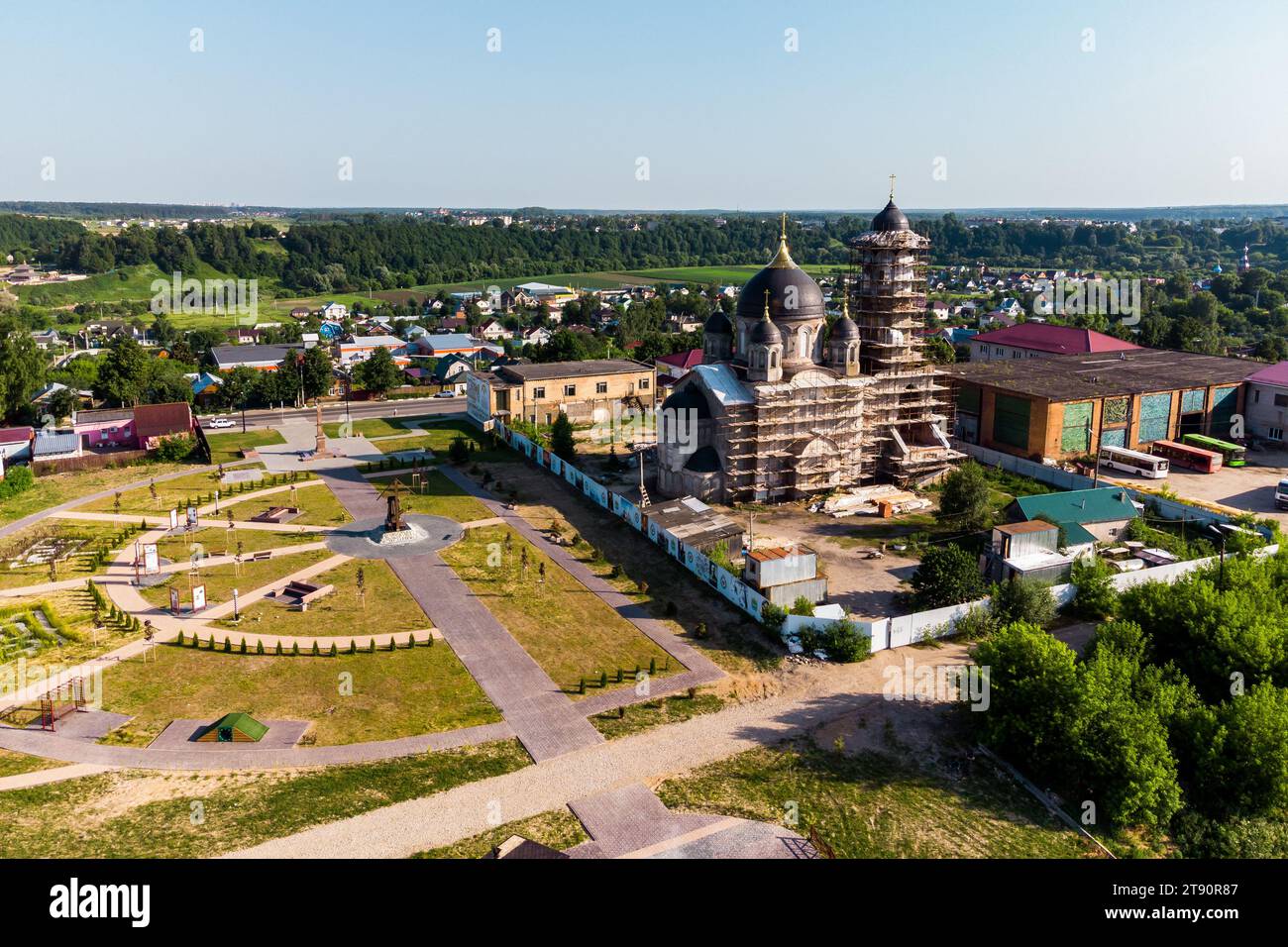 Vue aérienne de la place aménagée à côté de la cathédrale de l'intercession du Vieux croyant à Borovsk, Russie Banque D'Images