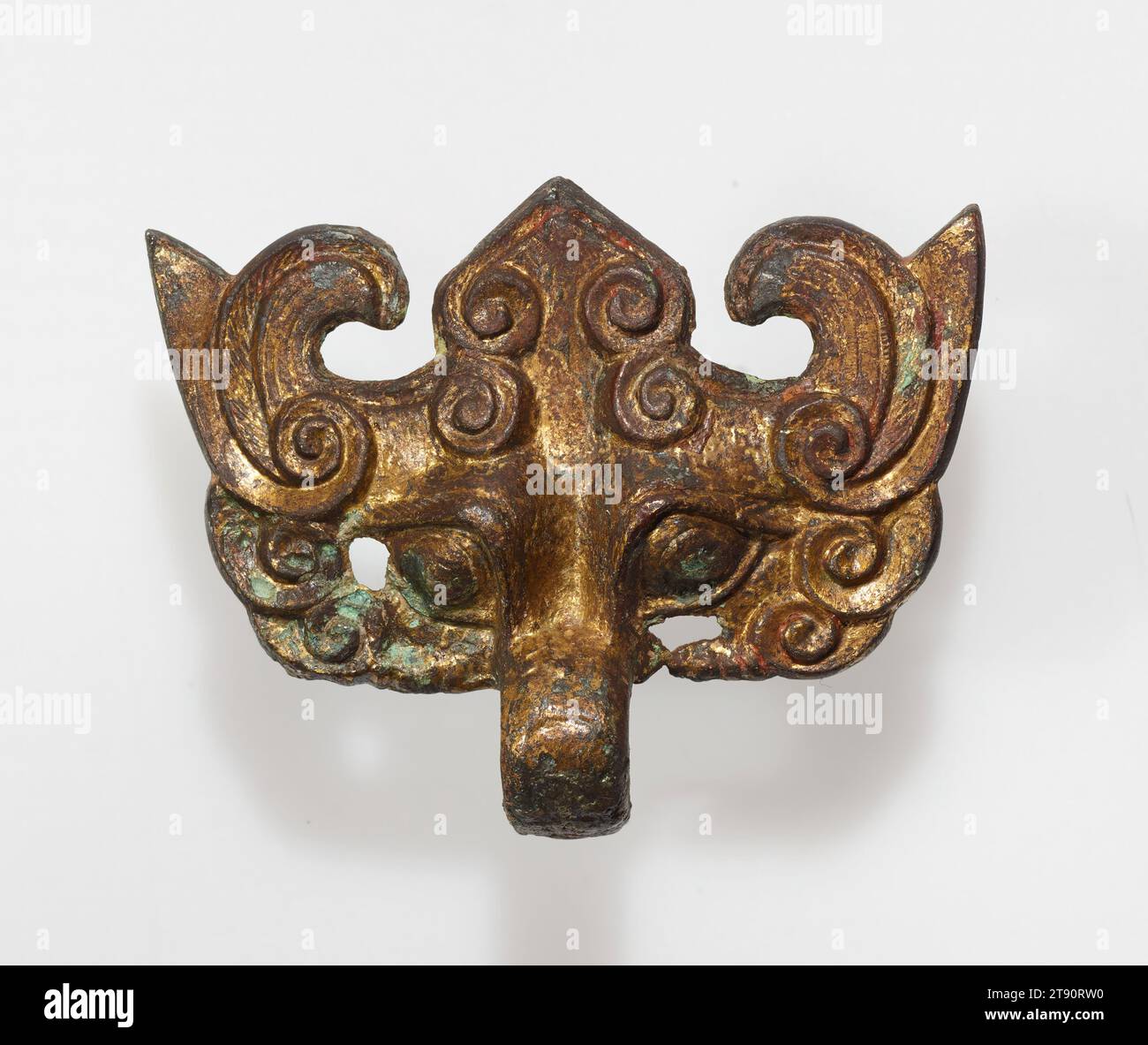 Masque T'ao Tieh, avec anneau pendentif, 700 av. J.-C., 4 9/16 × 3 1/4 × 1 1/16 po., 0,4 lb. (11,59 × 8,26 × 2,7 cm, 0,2 kg), Bronze, Chine, 8e siècle av. J.-C. Banque D'Images