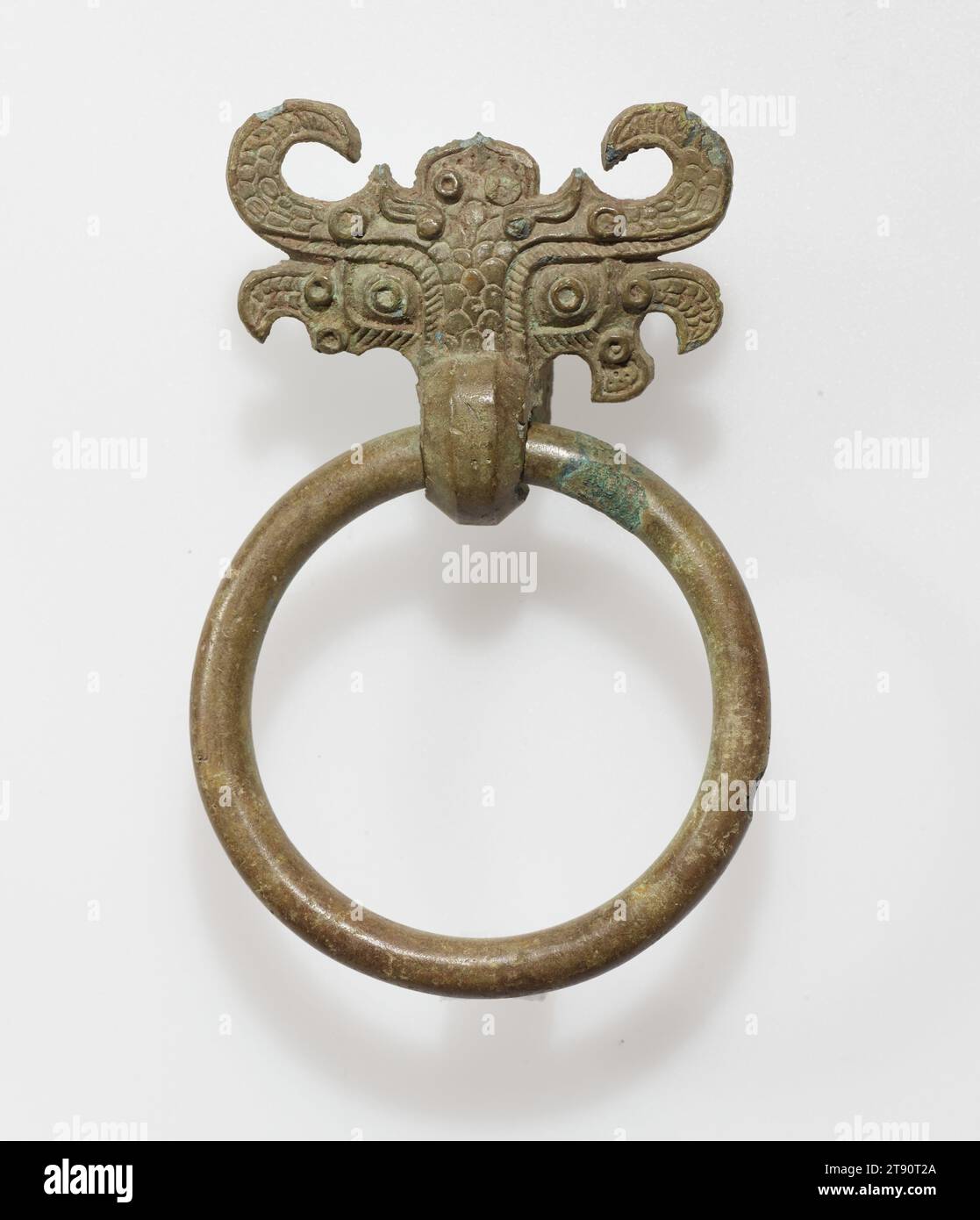 Masque avec poignée en anneau, un d'une paire, 5e-4e siècle av. J.-C., 4 × 2 5/8 × 1 1/4 po., 0,2 lb. (10,2 × 6,67 × 3,18 cm, 0,1 kg), Bronze, Chine, 5e-4e siècle av. J.-C. Banque D'Images