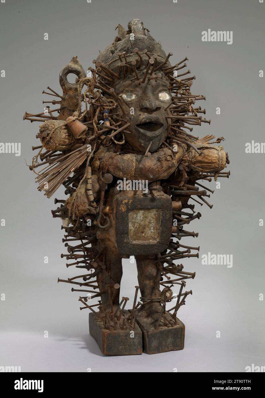 Figurine de puissance, début du 20e siècle, 15 3/4 x 9 3/4 x 7 1/4 po. (40,0 x 24,8 x 18,4 cm), Bois, fibres naturelles, verre, métal, matériaux indéterminés, République démocratique du Congo, 20e siècle, on dirait un homme puni ou torturé. Mais pour ses fabricants et utilisateurs de Kongo, cette figurine était un contenant, habilité par un spécialiste rituel à abriter un esprit spécifique. Le personnage a été consulté comme un chef traditionnel pour régler les différends et arriver à des décisions exécutoires. Chaque clou et lame, poussés pour dynamiser ses pouvoirs, représente un problème résolu par son autorité rituelle Banque D'Images
