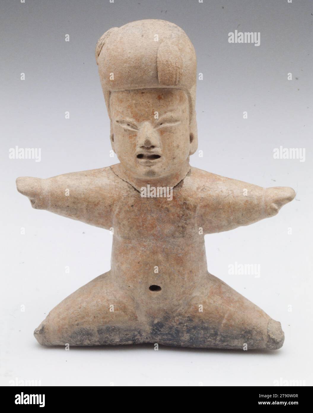 Figure, 11e-6e siècle avant notre ère, 8 7/8 x 7 po. (22,54 x 17,78 cm), céramique, Mexique, 11e-6e siècle av. J.-C., le peuple olmèque a développé les premières villes de Mésoamérique. Situées dans les basses terres tropicales du Mexique, ces premières sociétés urbaines ont produit la plupart des caractéristiques majeures des civilisations régionales ultérieures : architecture monumentale et sculpture, écriture hiéroglyphique, système calendaire et agriculture intensive. Le style d'art olmèque distinctif, expressif de leur religion, a grandement influencé l'art mésoaméricain subsquent Banque D'Images