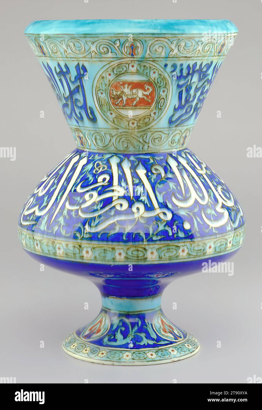 Vase en forme de lampe de mosquée, c. 1870, Joseph-Théodore Deck, français, 1823-1891, 14 1/4 x 10 x 10 po (36,2 x 25,4 x 25,4 cm), faïence émaillée d'étain, France, 19e siècle, l'intérêt et l'habileté de Théodore Deck pour reproduire les motifs et les couleurs traditionnelles perses sont visibles avec ce vase. Il est décoré en lettres arabes et la couleur bleu turquoise vif souvent associée aux marchandises Isnik. En fait, la forme de ce vase est inspirée des lampes de mosquée islamiques fabriquées en Syrie et en Egypte au 14e siècle. Les objets et motifs anciens du Moyen-Orient se sont avérés être des sources populaires Banque D'Images