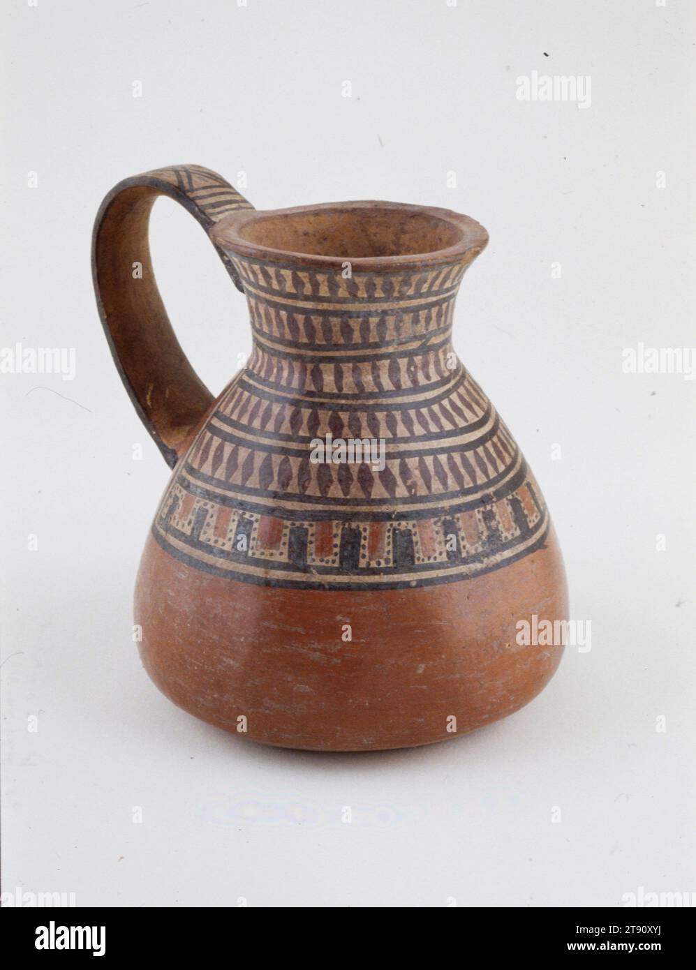 Pot polychrome, 3e siècle avant notre ère - 11e siècle ce, 5 1/4 x 4 3/8 x 4 5/8 po. (13,3 x 11,11 x 11,75 cm), céramique polychrome, Pérou, précolombienne Banque D'Images