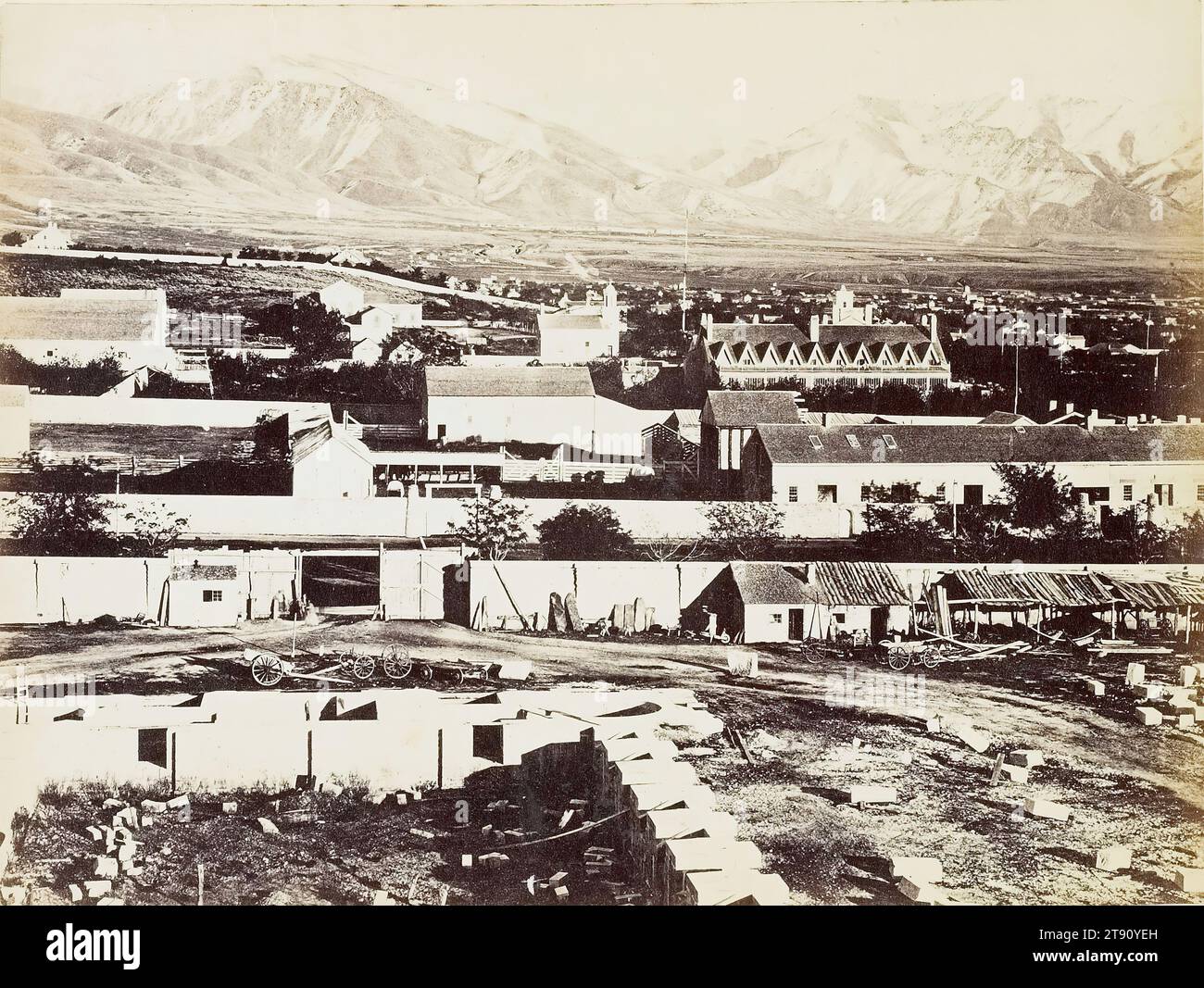 Salt Lake City, Camp Douglas et les montagnes Wasatch en arrière-plan, c. 1870, Andrew Joseph Russell ; auteur : Ferdinand V. Hayden, américain, 1830 - 1902, 6 x 8 po. (15,24 x 20,32 cm) (image)9 1/4 x 11 15/16 pouces (23,5 x 30,32 cm) (monture), estampe albumen, États-Unis, 19e siècle Banque D'Images