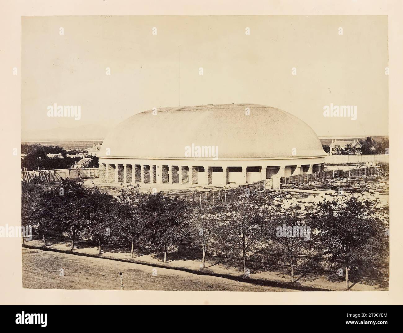 Grand tabernacle mormon, Salt Lake City, c. 1870, Andrew Joseph Russell ; auteur : Ferdinand V. Hayden, américain, 1830 - 1902, 5 15/16 x 8 po. (15,08 x 20,32 cm) (image)11 15/16 x 9 3/16 pouces (30,32 x 23,34 cm) (monture), estampe albumen, États-Unis, 19e siècle Banque D'Images