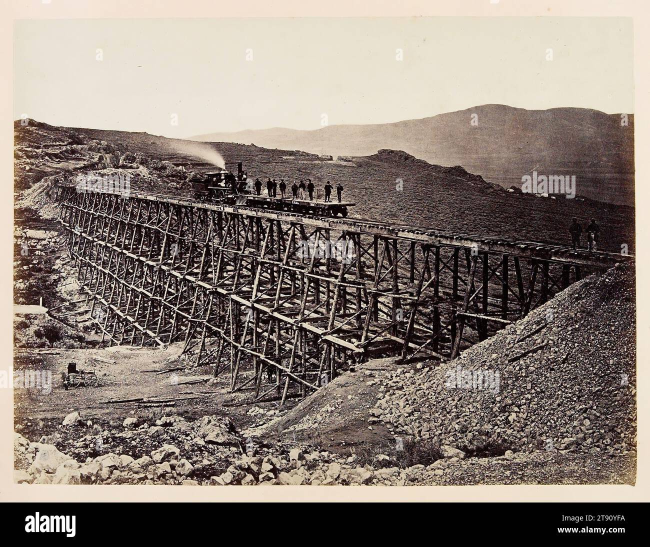Travaux sur tréteaux, Promontory point, Salt Lake Valley, c. 1870, Andrew Joseph Russell; auteur : Ferdinand V. Hayden, américain, 1830 - 1902, 6 x 8 1/16 po. (15,24 x 20,48 cm) (image)9 1/4 x 11 15/16 pouces (23,5 x 30,32 cm) (monture), estampe albumen, États-Unis, 19e siècle Banque D'Images