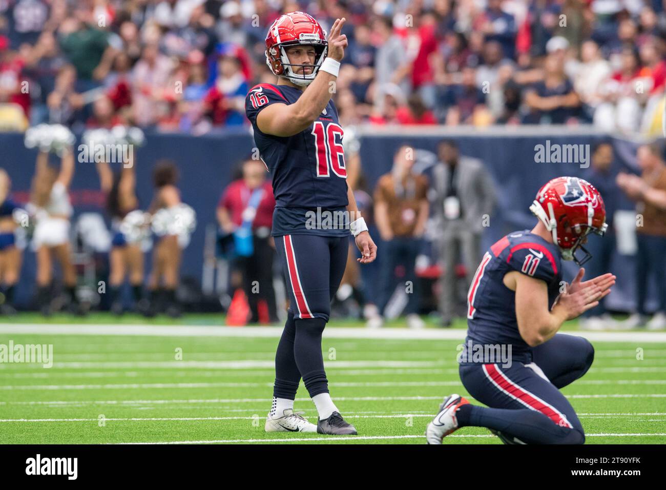 Houston, Texas, États-Unis. 19 novembre 2023. Les Texans de Houston placent le kicker Matt Ammendola (16) lors d'un match entre les Cardinals de l'Arizona et les Texans de Houston à Houston, Texas. Trask Smith/CSM/Alamy Live News Banque D'Images