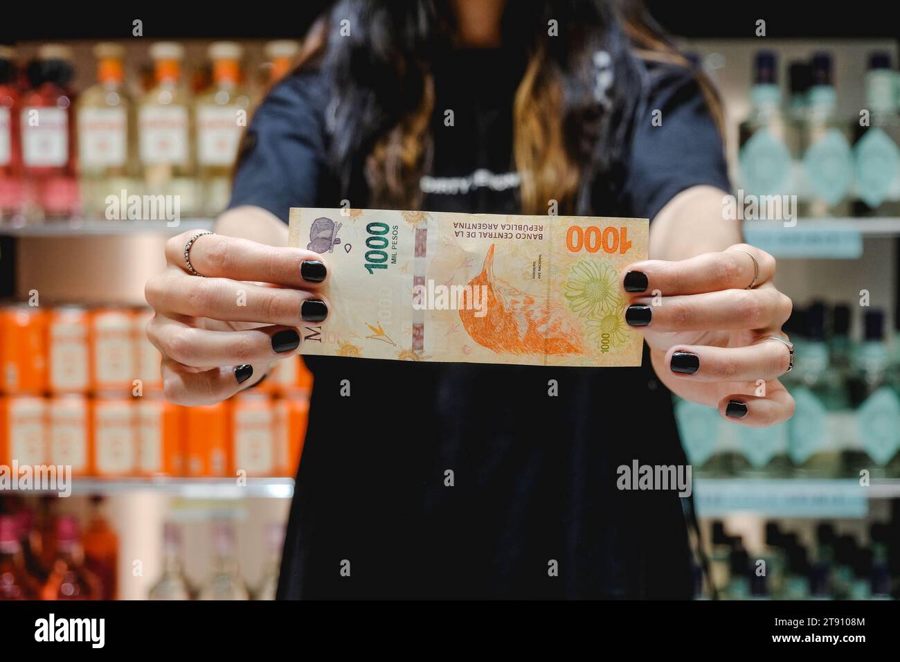 1000 pesos argentins Bill dans le supermarché. Hausse des prix et augmentation du Dollar en Argentine Banque D'Images 1000 pesos argentins Bill dans le supermarché. Hausse des prix et augmentation du Dollar en Argentine Banque D'Images