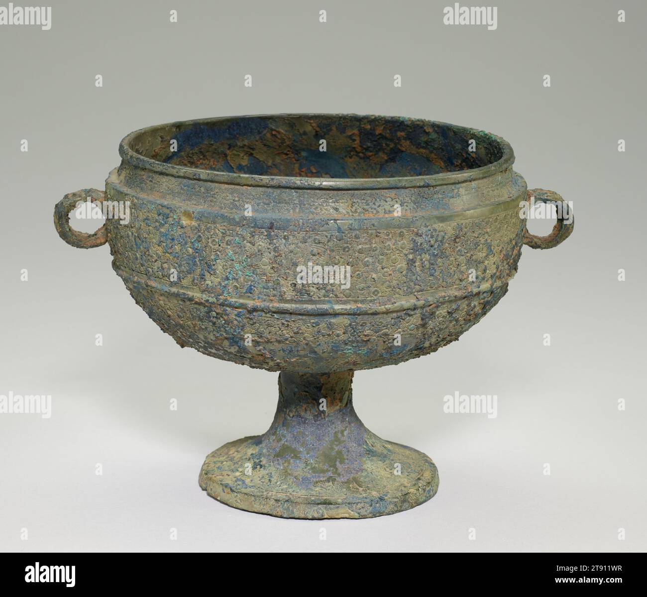 Récipient de nourriture rituelle TOU, 6e siècle av. J.-C., 5 5/8 × 8 1/4 × 6 3/4 po., 2,4 lb. (14,29 × 20,96 × 17,15 cm, 1,1 kg), Bronze, Chine, 6e siècle av. J.-C. Banque D'Images