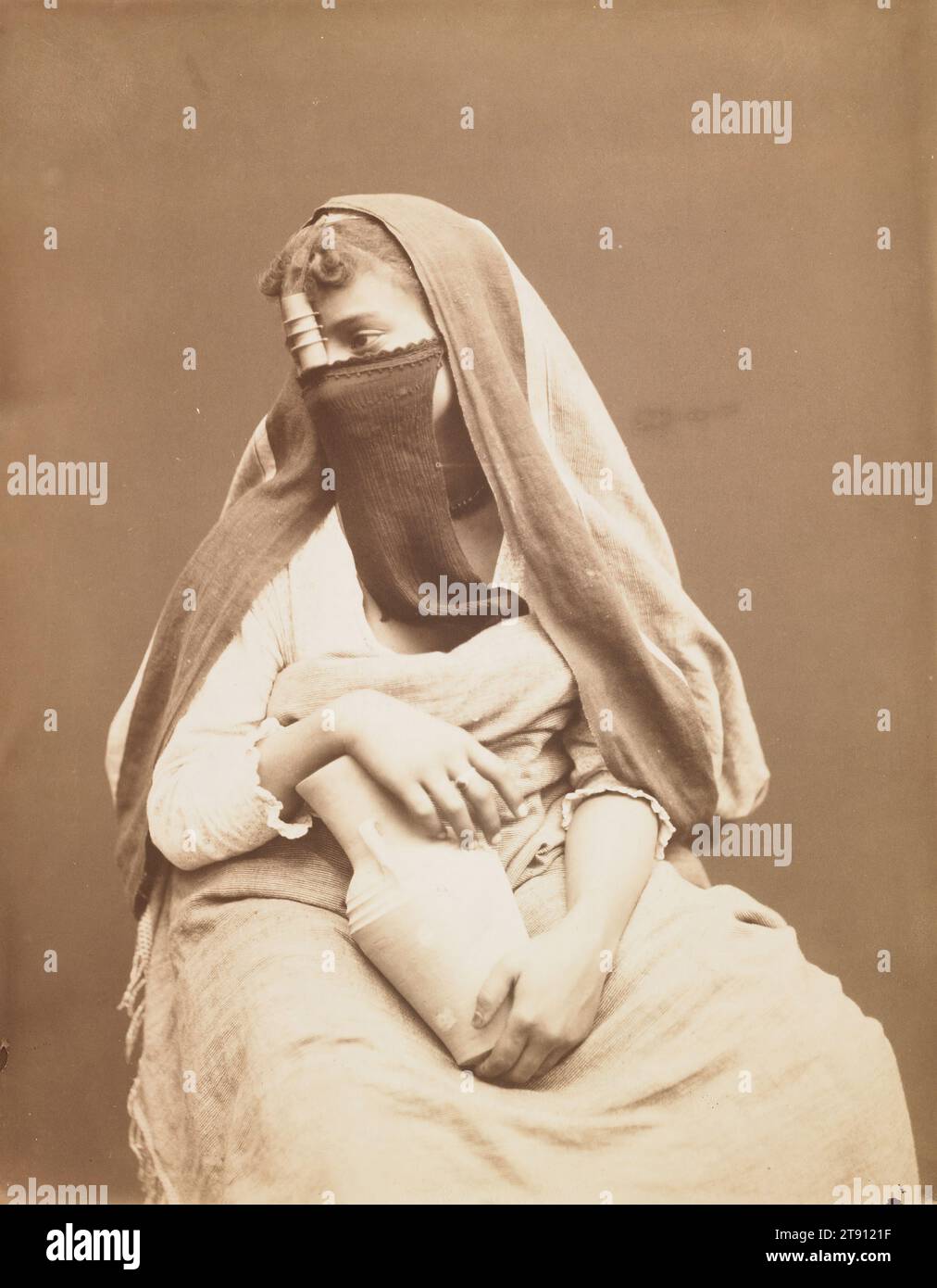 femme assise avec carafe, 19e siècle, 10 1/4 x 8 po. (26,04 x 20,32 cm) (image)14 3/8 x 12 1/16 pouces (36,51 x 30,64 cm) (monture), imprimé albumen, 19e siècle Banque D'Images