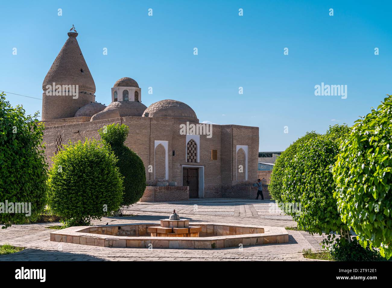 Le mausolée Chashma Ayub est situé près du mausolée Samanide à Boukhara, en Ouzbékistan. Ciel bleu avec espace de copie pour le texte Banque D'Images