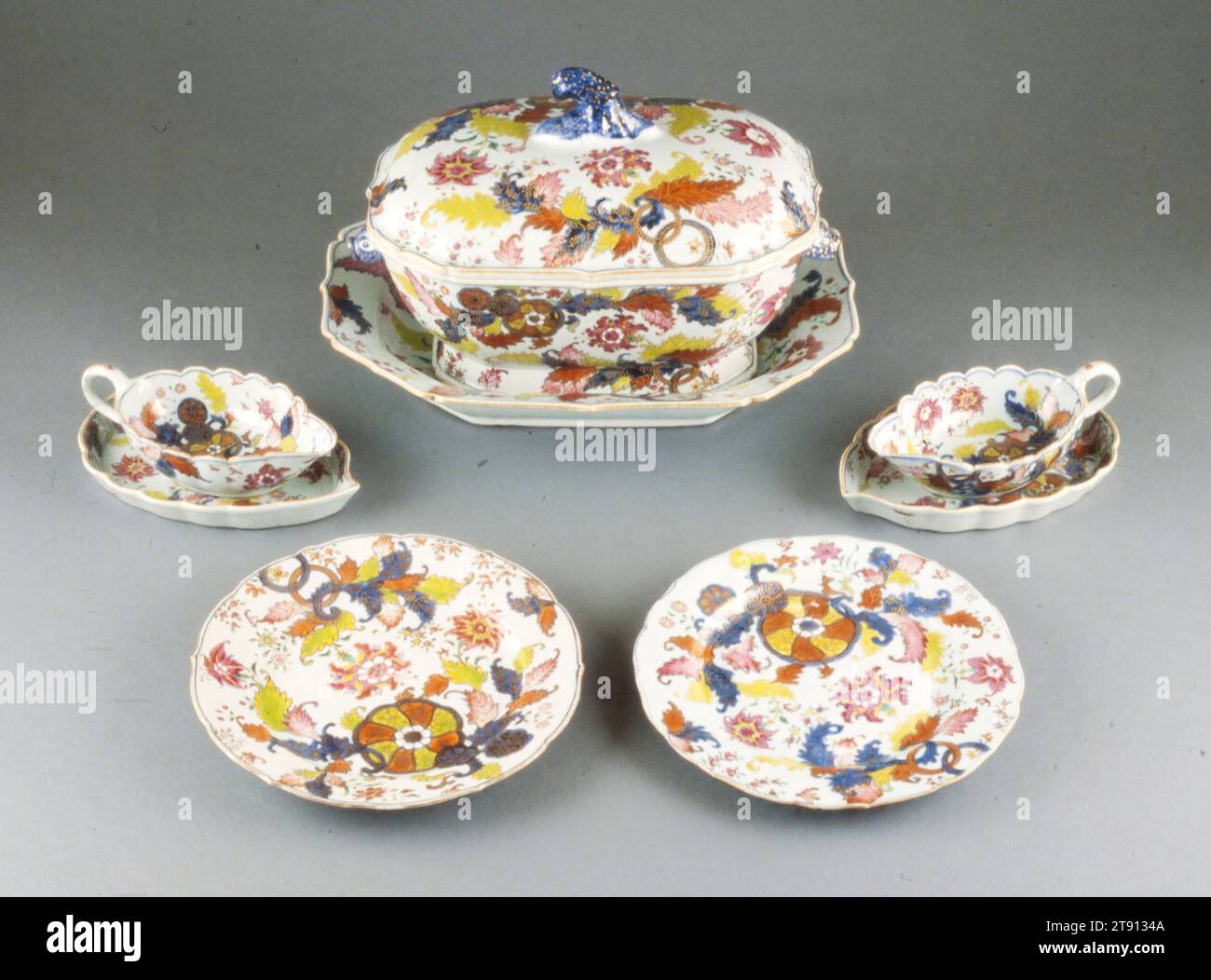 Tureen couverte, c. 1775, 9 x 13 3/4 po. (22,86 x 34,93 cm), porcelaine émaillée et décoration dorée, Chine, 18e siècle, le motif « feuille de tabac » de ce service était probablement dérivé d'un dessin textile indien de larges feuilles et de fleurs Banque D'Images Tureen couverte, c. 1775, 9 x 13 3/4 po. (22,86 x 34,93 cm), porcelaine émaillée et décoration dorée, Chine, 18e siècle, le motif « feuille de tabac » de ce service était probablement dérivé d'un dessin textile indien de larges feuilles et de fleurs Banque D'Images