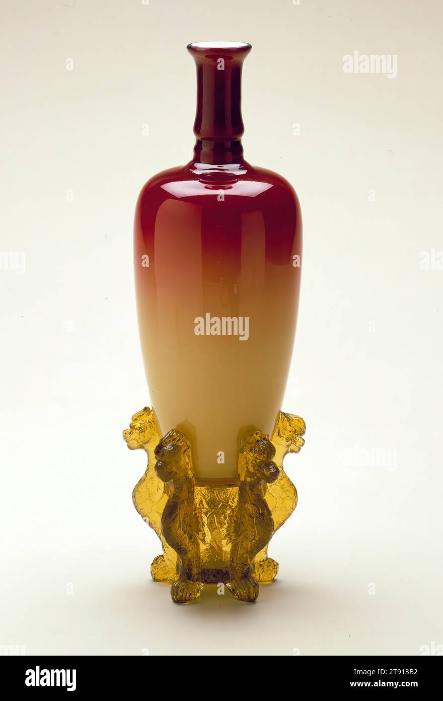 Vase avec support, après 1886, Hobbs, Brocunier and Company, 8 x 3 1/8 x 3 1/8 po. (20,32 x 7,94 x 7,94 cm), verre rouge rose (vase), verre ambré (base), États-Unis, 19e siècle Banque D'Images
