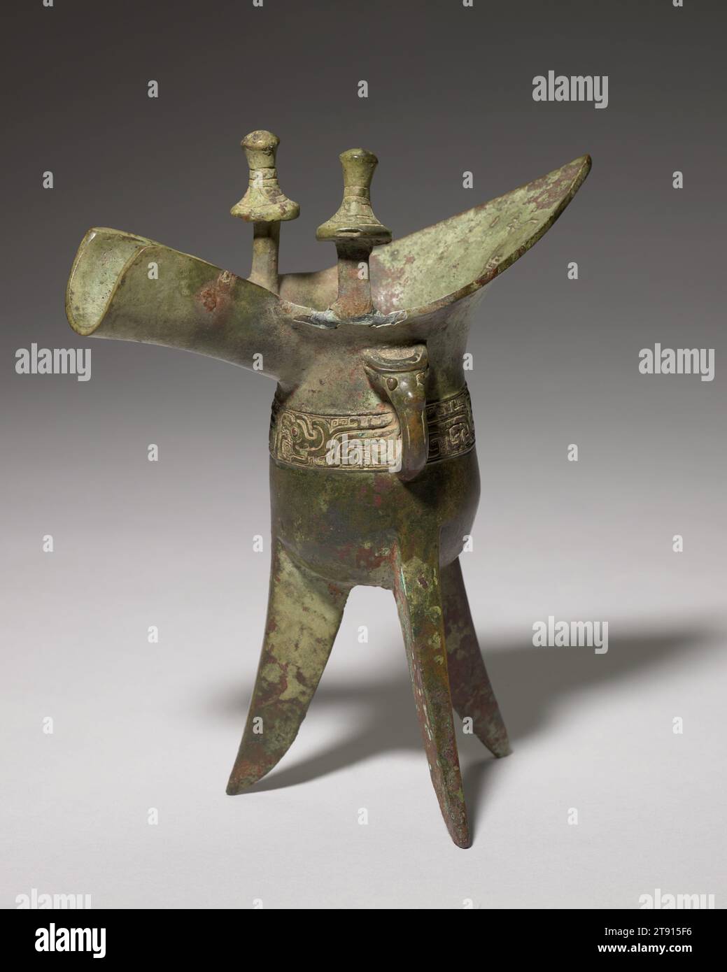 Jue libation Vessel, 206 av. J.-C. - 221 ce, 7 1/2 × 6 3/16 × 3 3/4 po., 1,3 lb. (19 × 15,72 × 9,53 cm, 0,6 kg), Bronze, Chine, 3e siècle av. J.-C. - 3e siècle ce Banque D'Images