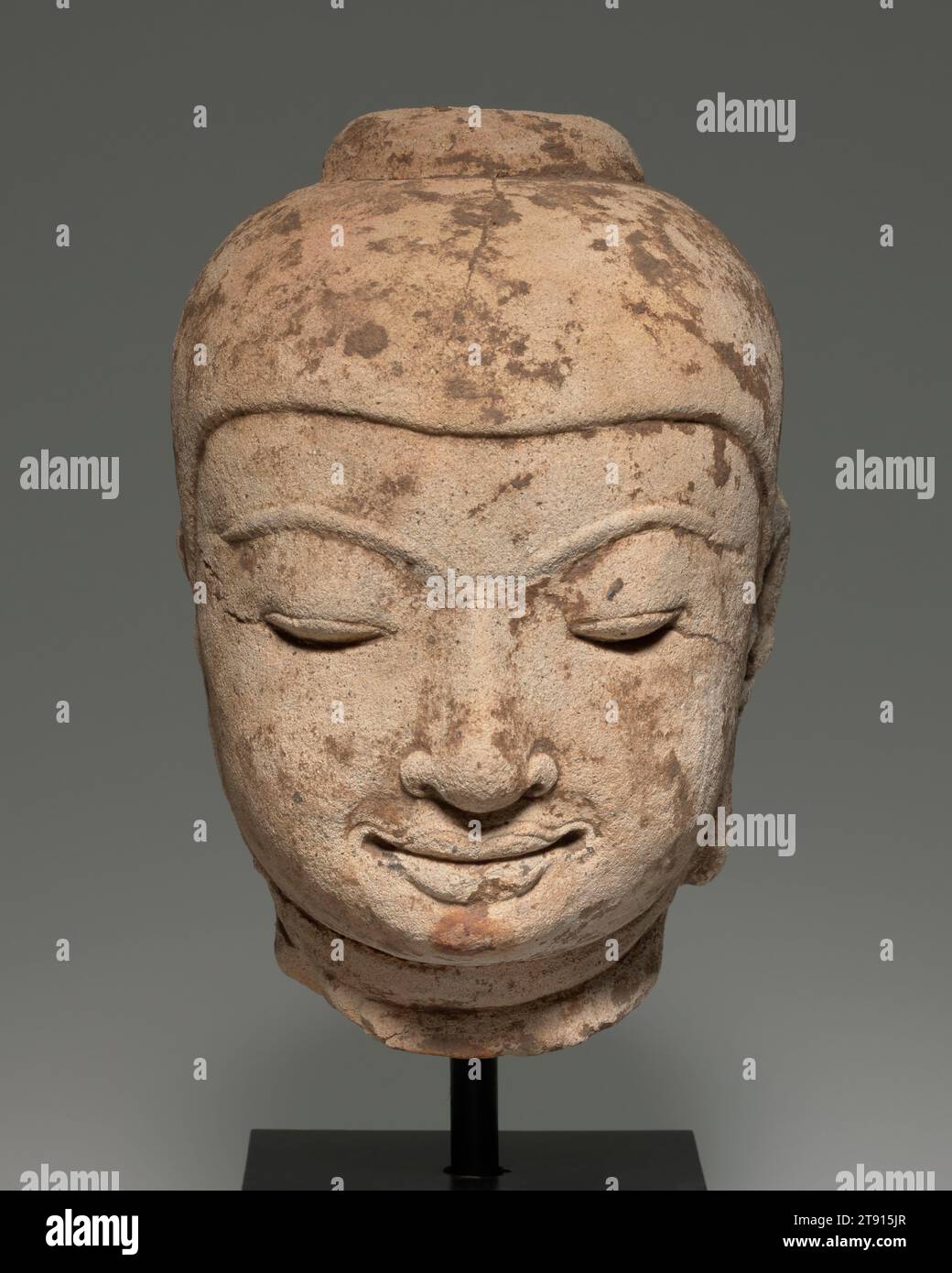 Tête d'une image du Bouddha, 11e-12e siècle, 9 x 3 7/8 x 4in. (22,9 x 9,8 x 10,2cm), stuc, Myanmar (Birmanie), 11e-12e siècle, dans ce qui était autrefois l'une des villes les plus riches et les plus grands centres religieux du monde entier, l'ancien païen (1044–1287 de notre ère) dans le centre du Myanmar (Birmanie), plus de 2 000 monuments bouddhistes restent dispersés à travers la plaine aride. Les stupas en brique (bâtiments reliquaires) et les temples, largement abandonnés, étaient autrefois richement décorés de moulures et de sculptures en stuc (plâtre) multicolores. Les sculpteurs de Pagan utilisaient le stuc avec beaucoup d'habileté Banque D'Images