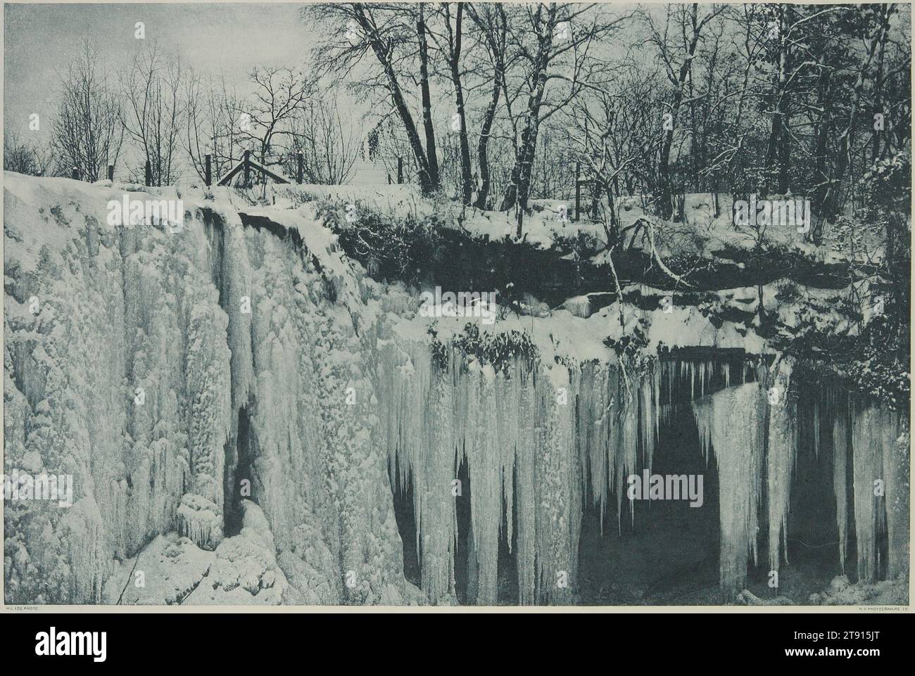 Minnehaha Falls, février 1895, Harrison L. IDE, américain, 1863-1950, 5 7/8 x 8 7/8 po (14,92 x 22,54 cm) (image)9 15/16 x 13 1/4 pouces (25,24 x 33,66 cm) (feuille), Photogravure, États-Unis, 19e siècle Banque D'Images