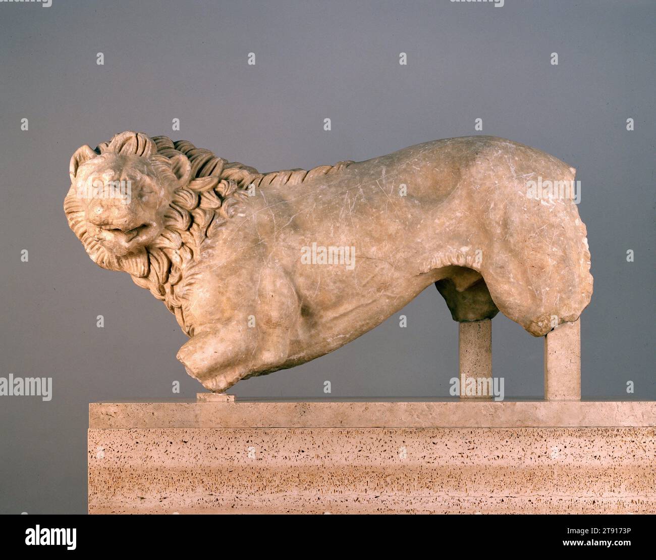 Lion accroupi, 330-317 BCE, 29 x 48 po. (73,66 x 121,92 cm), marbre pentellique, Grèce, 4e siècle av. J.-C., bien que les Grecs anciens utilisaient une variété d'animaux, y compris des taureaux, des griffons et des lions, pour décorer les tombes, les lions étaient les plus populaires, fonctionnant généralement comme des figures de gardien. Ce lion a été découvert dans un cimetière au nord de l'Acropole en 1914 Banque D'Images