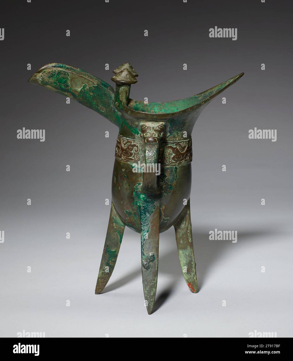 Vase à libations Jue, 11e siècle av. J.-C., 7 3/8 × 6 7/16 × 3 1/2 po., 1,3 lb. (18,73 × 16,35 × 8,89 cm, 0,6 kg), Bronze, Chine, dynastie Zhou occidentale (c. 1046–977 av. J.-C.), Jue est l'une des premières formes cérémonielles de bronze créées par des artistes de la culture Erlitou (c. 2000–1600 av. J.-C.), la première culture connue en Chine à employer la technologie avancée du bronze. Le prototype du jue en bronze est un récipient en poterie connu sous le nom de gui, trouvé dans la culture de Longshan du Néolithique tardif (c. 2500–2000 av. J.-C.). Un type de navire à vin, Jue a prospéré pendant le Shang (c. 1600–1406 av. J.-C.) et les premiers Zhou occidentaux Banque D'Images