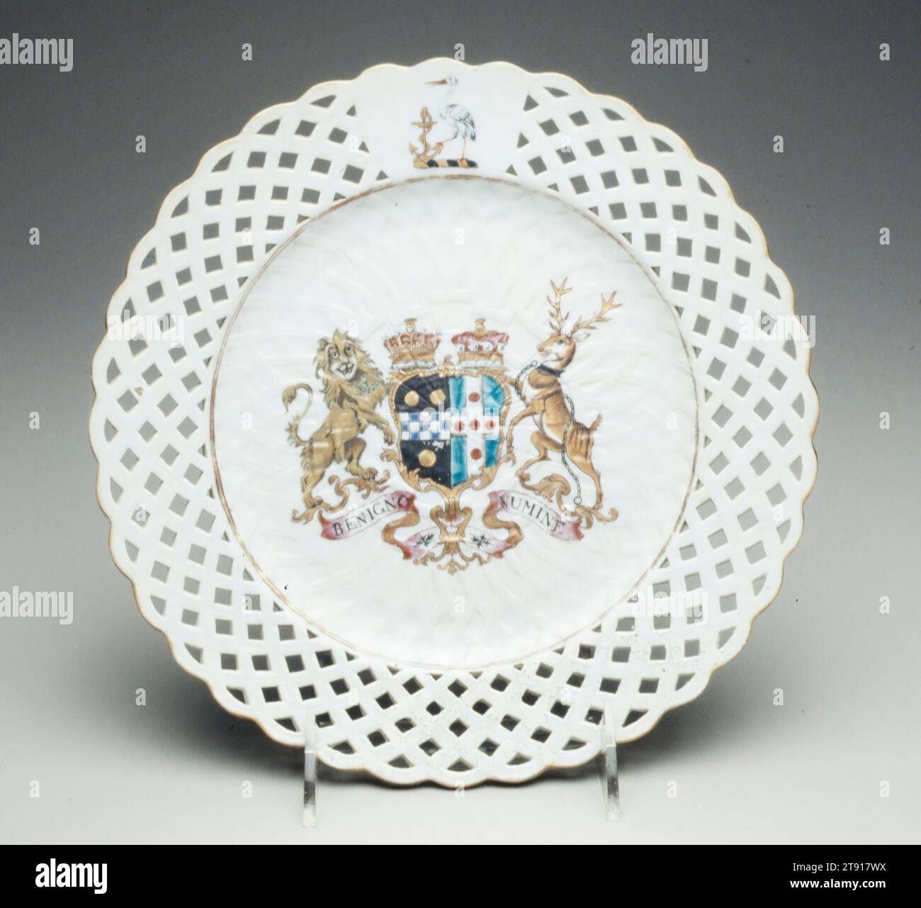 Plaque, c. 1772, 7/8 x 9 3/8 x 9 3/8 po. (2,22 x 23,81 x 23,81 cm), porcelaine émaillée et décoration dorée, Chine, 18e siècle, la porcelaine répondait aux besoins des consommateurs en objets de prestige hautement personnalisés et servait à commémorer des événements. Les armoiries de cette assiette à dessert appartiennent aux familles Pitt et Grenville et ont été faites peu de temps après que William Pitt (1708-78), l'un des premiers ministres anglais les plus importants du XVIIIe siècle, soit devenu membre de la pairie en tant que vicomte Pitt et comte de Chatham. Les armoiries de Grenville font référence à son épouse, Hester Grenville, vicomtesse Cobham Banque D'Images