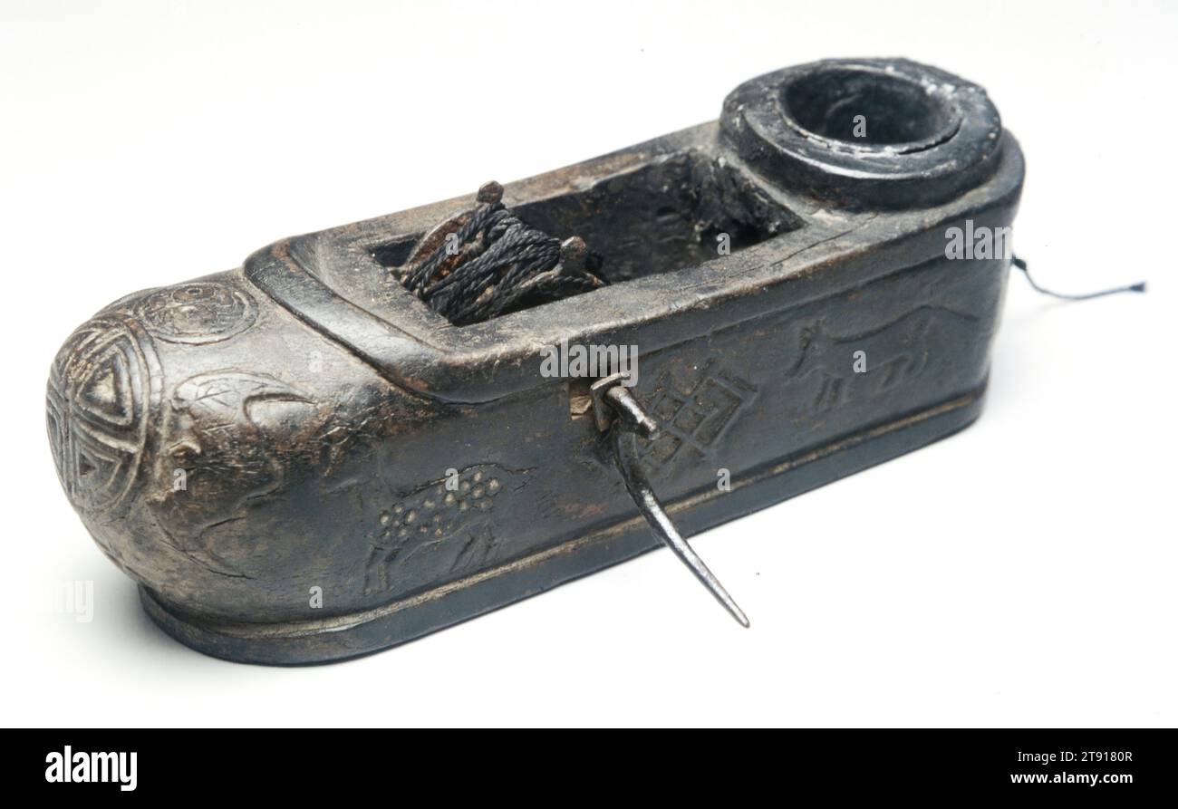 Ligne d'encre de menuisier et d'armoire, 19e siècle, 2 9/16 x 7 5/8 x 3 13/16in. (6,5 x 19,4 x 9,7 cm), PIN, orme, laiton, cuivre, Chine, 19e siècle Banque D'Images