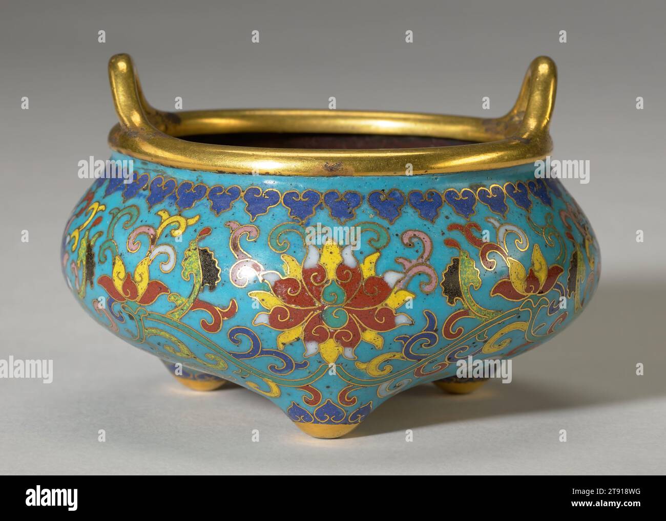 Brûleur à encens, 1736-1795, 2 7/8 x 4 3/8 x 4-3/8 po. (7,3 x 11,1 x 11,1 cm), émail cloisonné, Chine, 18e siècle, avec son corps sphérique, ses trois pattes lobées et ses grandes poignées, ce brûleur d'encens est une copie d'un li, un type de récipient archaïque en bronze répandu pendant les périodes Shang et Zhou. Mais une nouvelle technique, le cloisonné, un type de décoration en émail sur métal, est utilisée ici. En cloisonné, la pâte de verre coloré est placée dans des compartiments délimités par des fils de cuivre ou de bronze puis cuite. Originaire d'Europe, le cloisonné s'était répandu en Chine au 13e ou 14e siècle et restait commun Banque D'Images