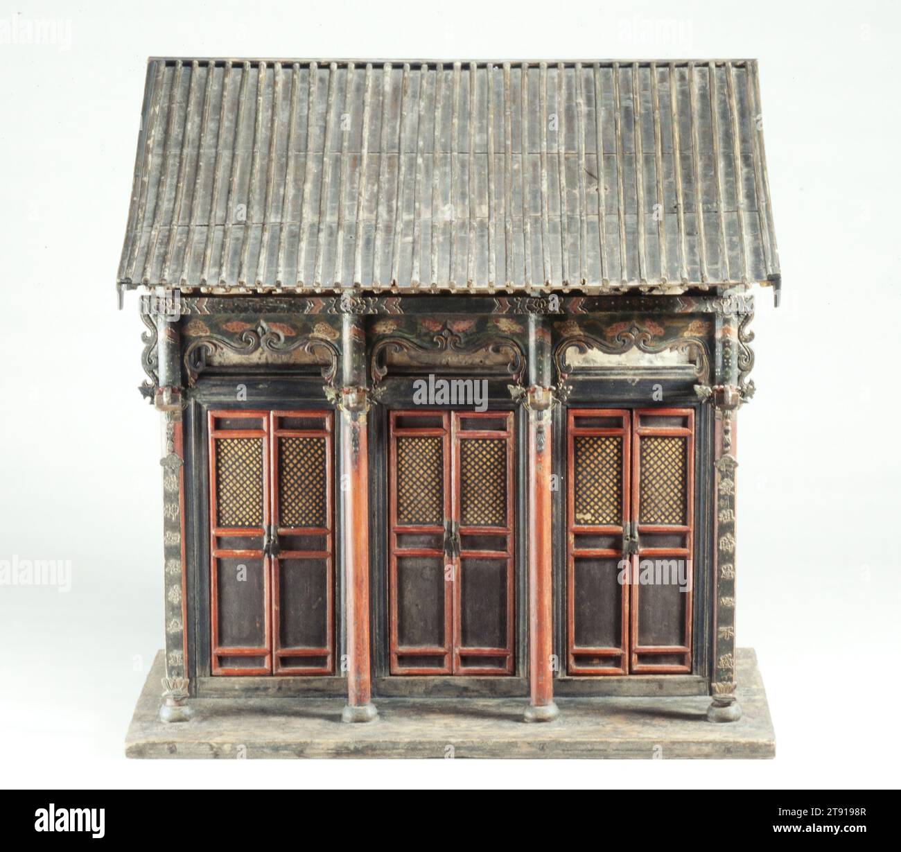 Maison-sanctuaire, 18e-19e siècle, 38 1/2 x 37 7/16 x 20 5/8in. (97,8 x 95,1 x 52.4cm), Bois, laque, peinture, métal, Chine, 18e-19e siècle, le sanctuaire familial (kan) était un meuble important dans une maison traditionnelle chinoise. Habituellement affiché sur une table d'autel contre le mur arrière de la salle de réception principale, le sanctuaire lui-même a souvent été fabriqué sous la forme d'une salle traditionnelle à trois baies avec des portes battantes, un toit en tuiles et des supports décoratifs. Placés à l'intérieur du sanctuaire étaient les tablettes d'esprit des ancêtres. On croyait que les âmes des ancêtres Banque D'Images