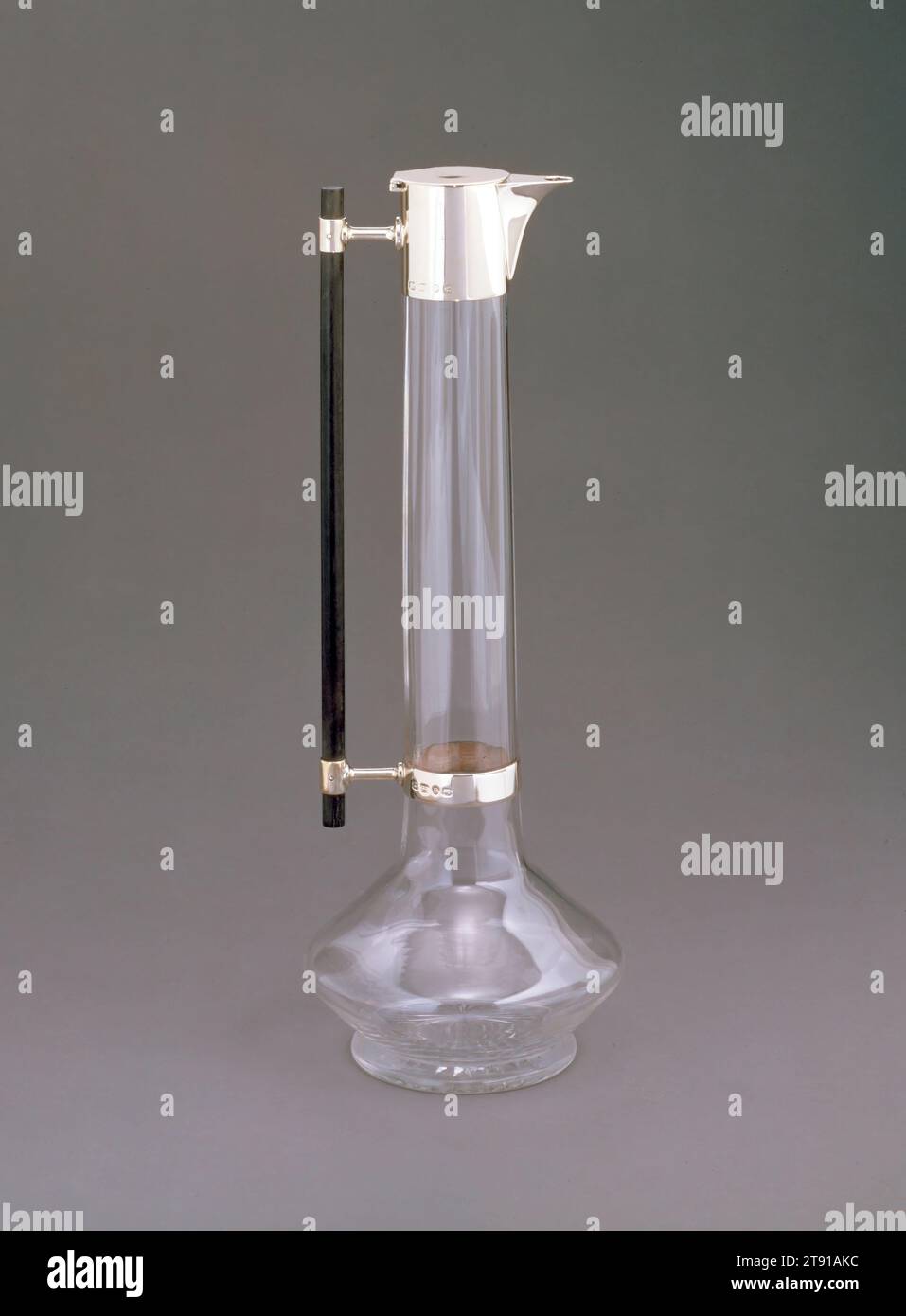 Claret Jug, 1892, Christopher dresser ; fabricant : Heath et Middleton (pour Hukin et Heath) ; détaillant : Hukin & Heath, écossais, 1834-1904, 16 3/4 x 6 x 6 po. (42,55 x 15,24 x 15,24 cm), verre, argent, bois, Angleterre, 19e siècle Banque D'Images