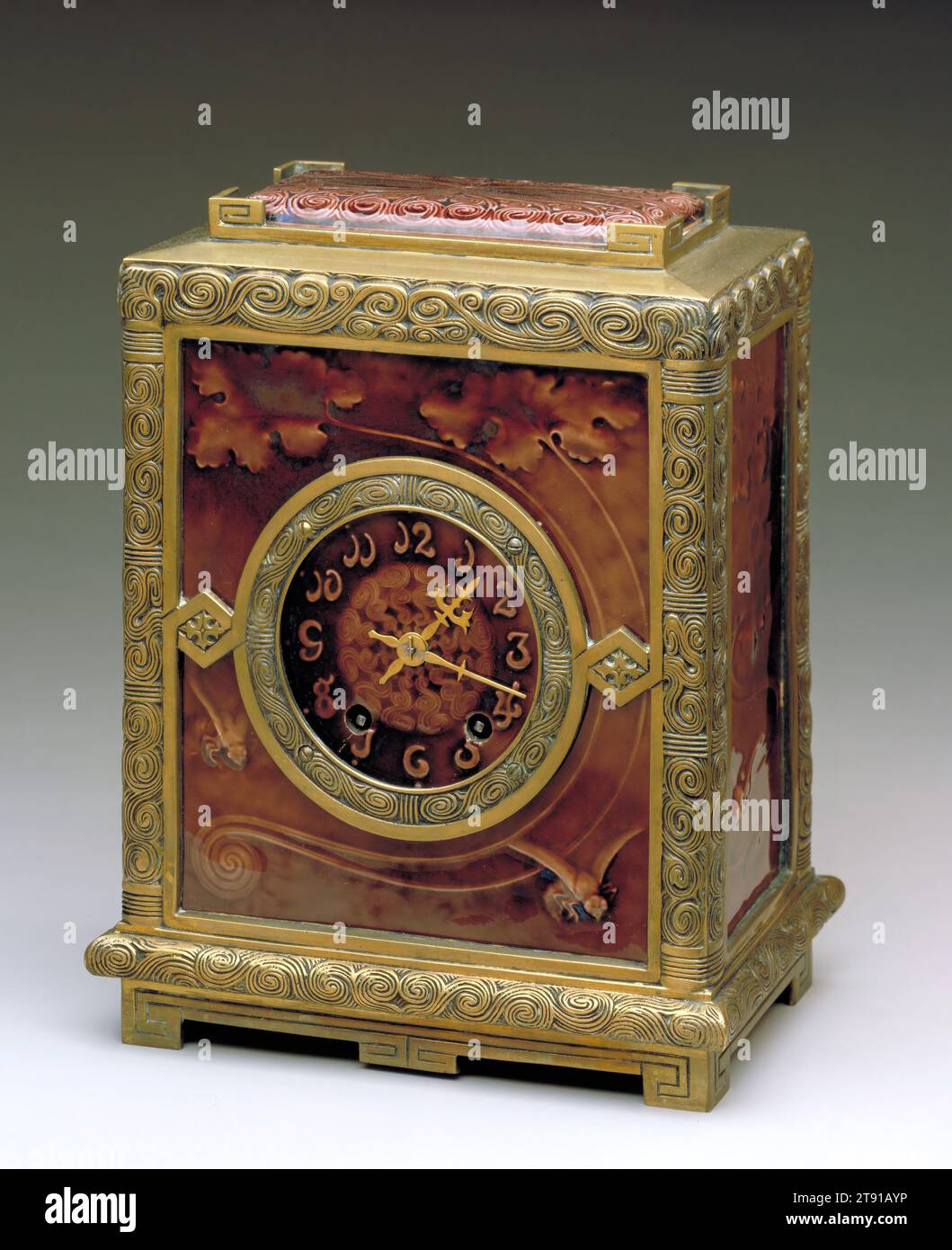 Horloge de cheminée, c. 1884, J. & J.G. Low Patent Art Tile Works ; Fabricant : New Haven Clock Company (Works), Chelsea, Massachusetts, 1877-1907, 12 1/16 x 9 3/4 x 5 7/8 po. (30,64 x 24,77 x 14,92 cm), laiton, faïence émaillée, États-Unis, 19e siècle, les carreaux à haute glaçure incorporés dans cette horloge comportent des feuilles et des insectes dans le style japonais, tandis que la forme et les pieds du boîtier de l'horloge en laiton sont liés aux meubles chinois. Ils reflètent la popularité des estampes asiatiques et des objets décoratifs à cette époque en Europe et aux États-Unis. Les tuiles étaient aussi toute la rage Banque D'Images